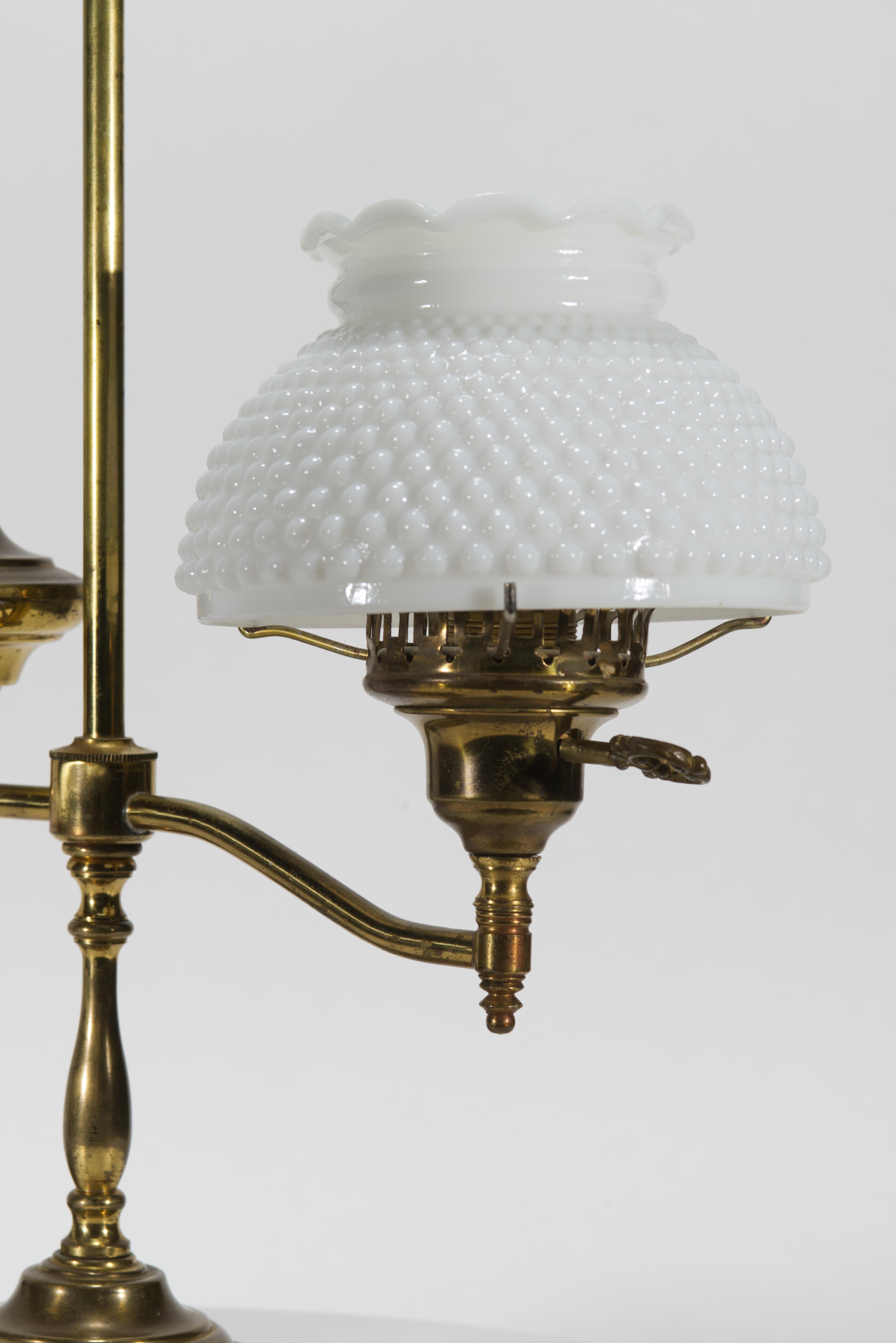Viktorianische Studentenlampe aus Messing mit weißem Glasschirm im viktorianischen Stil (Handgefertigt) im Angebot