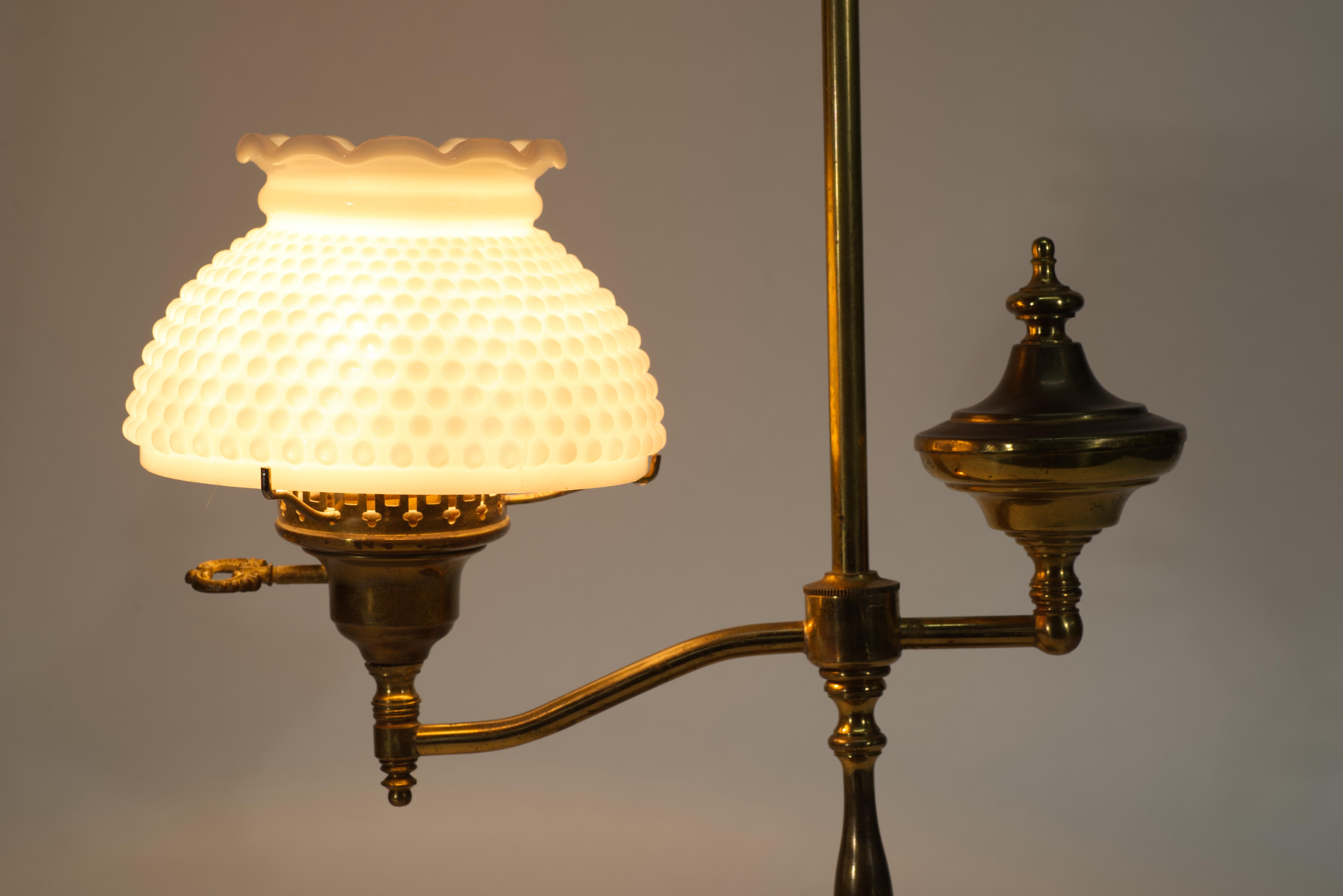 Viktorianische Studentenlampe aus Messing mit weißem Glasschirm im viktorianischen Stil (20. Jahrhundert) im Angebot