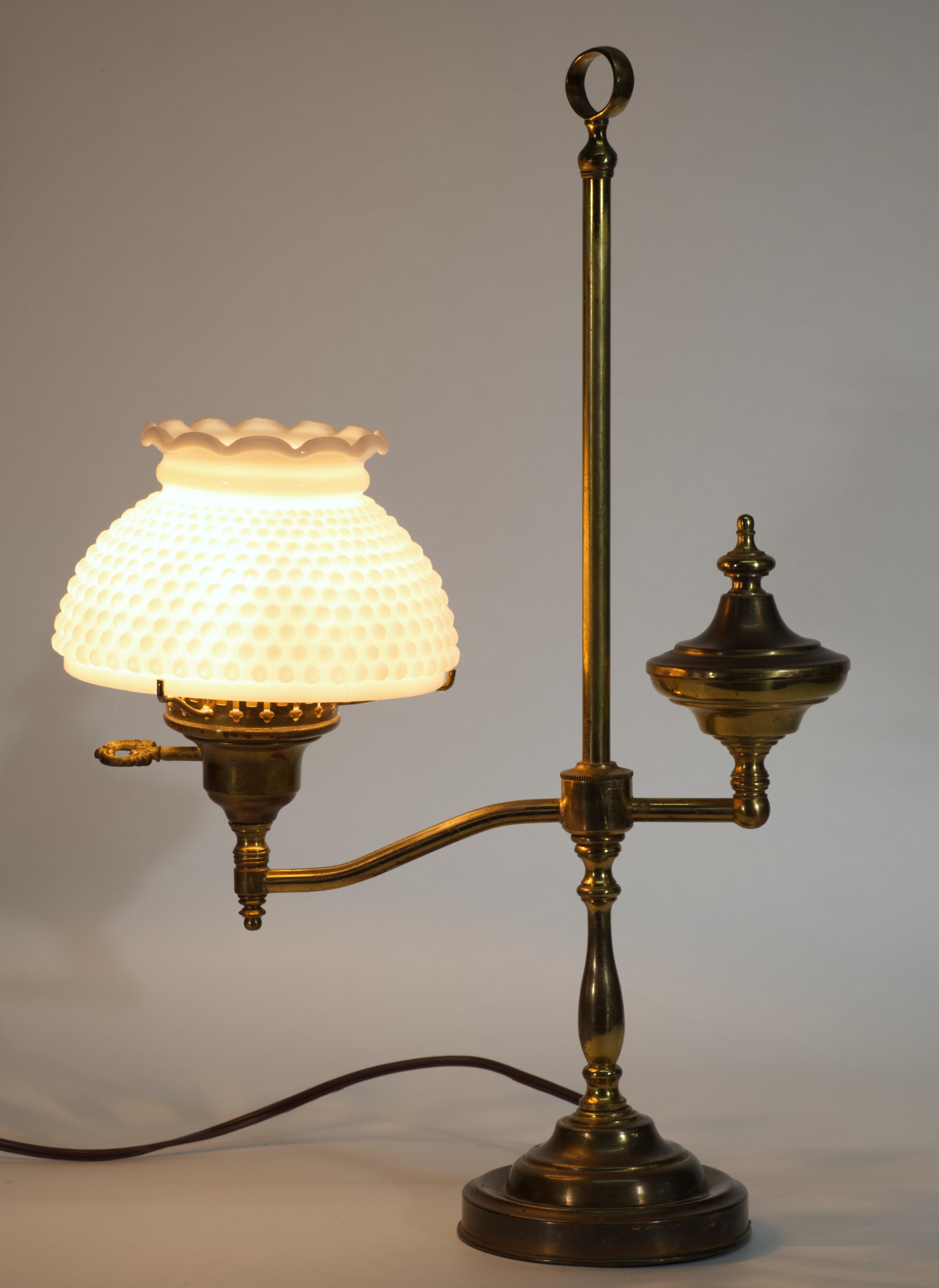 Viktorianische Studentenlampe aus Messing mit weißem Glasschirm im viktorianischen Stil im Angebot 1