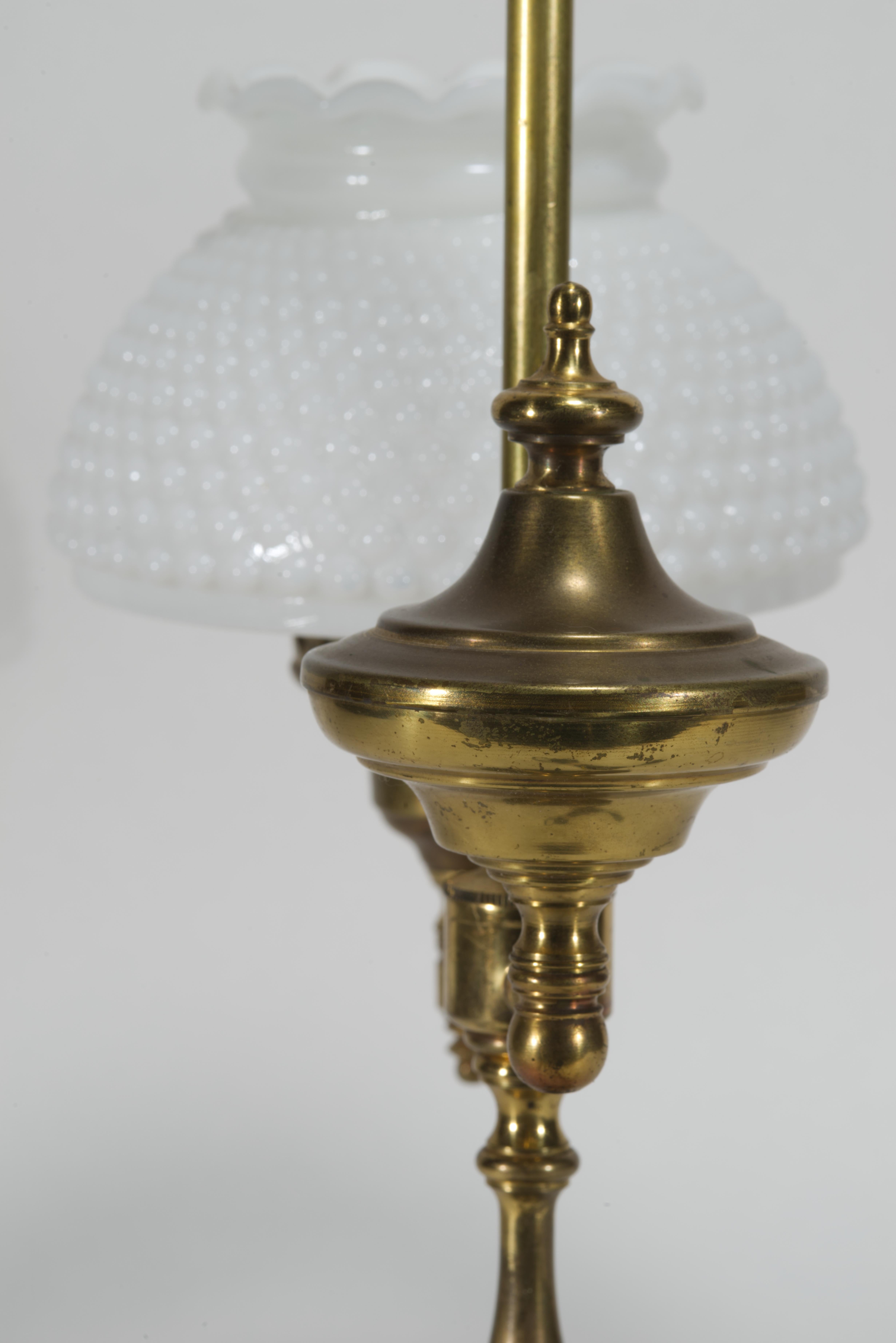 Viktorianische Studentenlampe aus Messing mit weißem Glasschirm im viktorianischen Stil im Angebot 2
