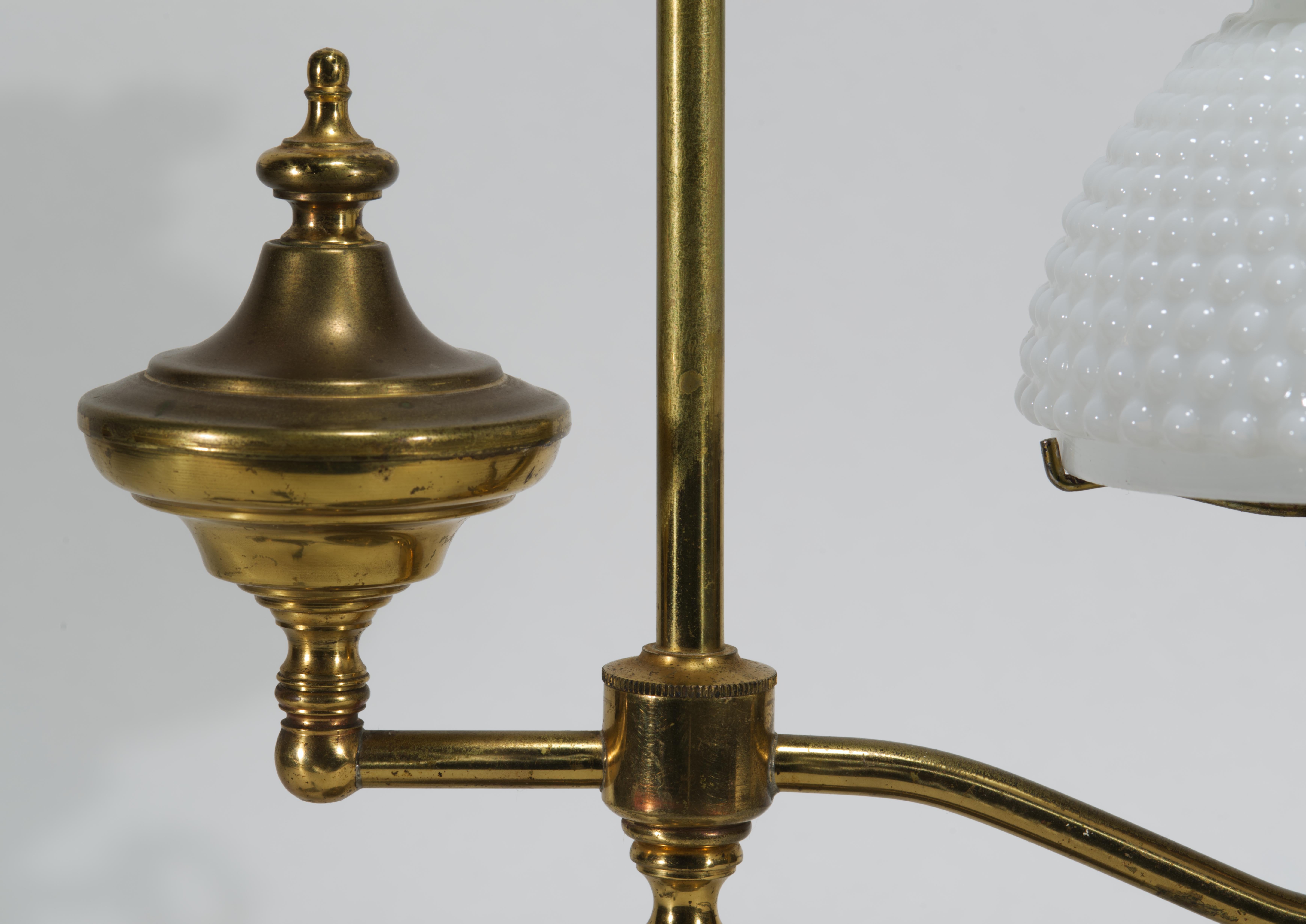 Viktorianische Studentenlampe aus Messing mit weißem Glasschirm im viktorianischen Stil im Angebot 3