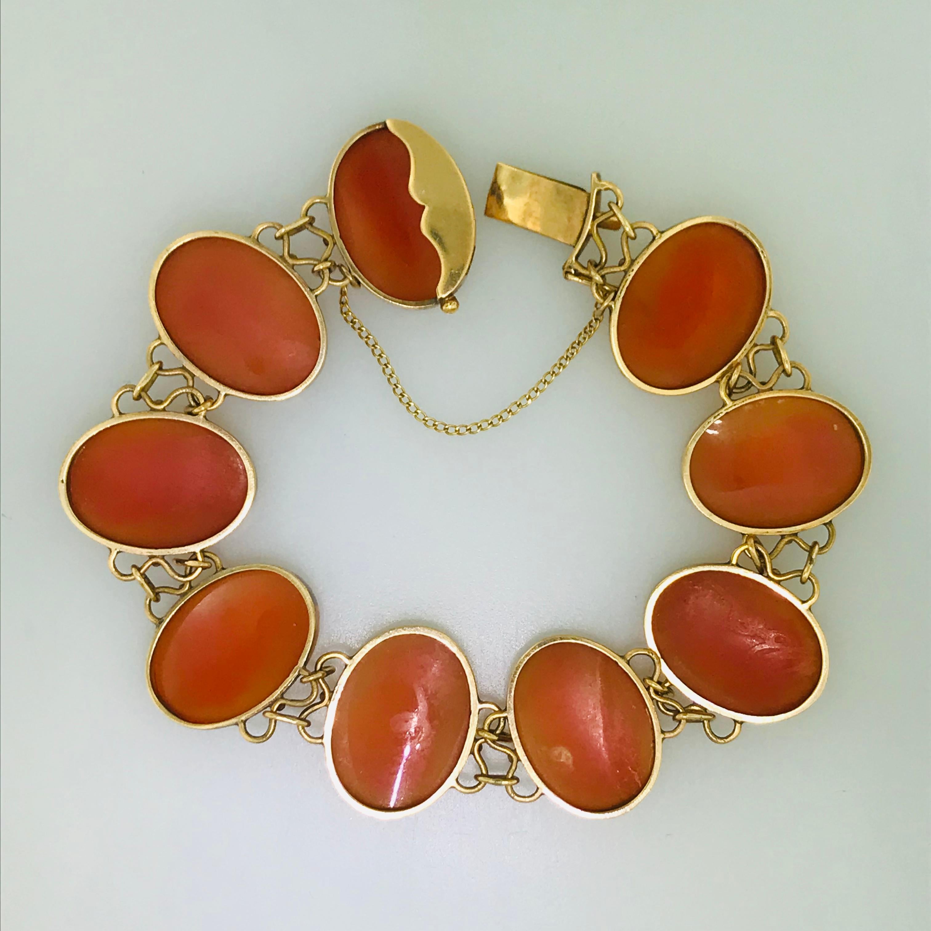 Women's or Men's Vintage Victorian Cameo Bracelet in 14 Karat Yellow Gold and Carved Carnelian