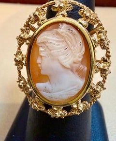 Natural Vintage Victorian Carved Shell Lady Cameo Ring in 18k Yellow Gold