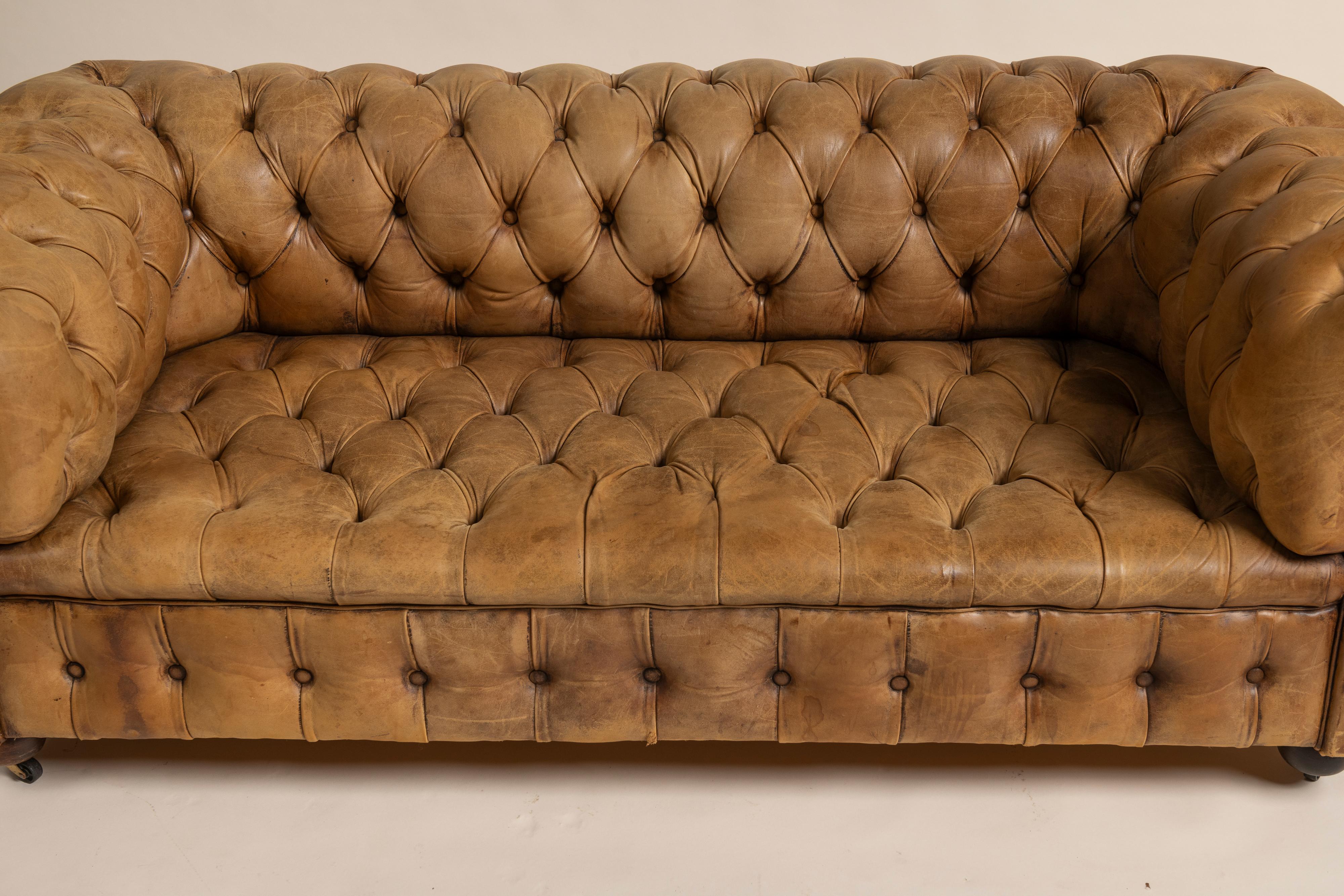 Divano Chesterfield vittoriano d'epoca in pelle color tabacco, 1900 in vendita 6