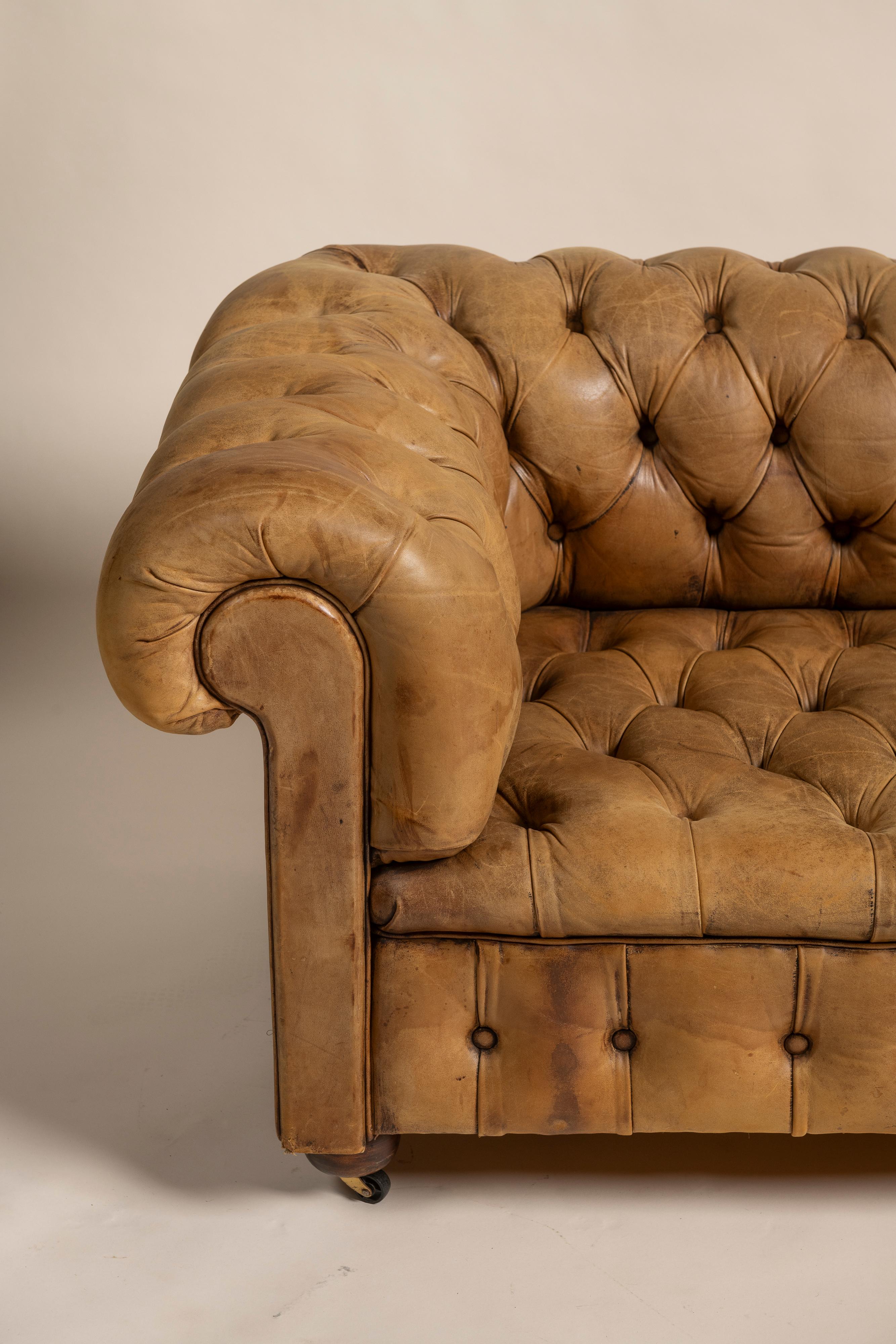 Inglese Divano Chesterfield vittoriano d'epoca in pelle color tabacco, 1900 in vendita