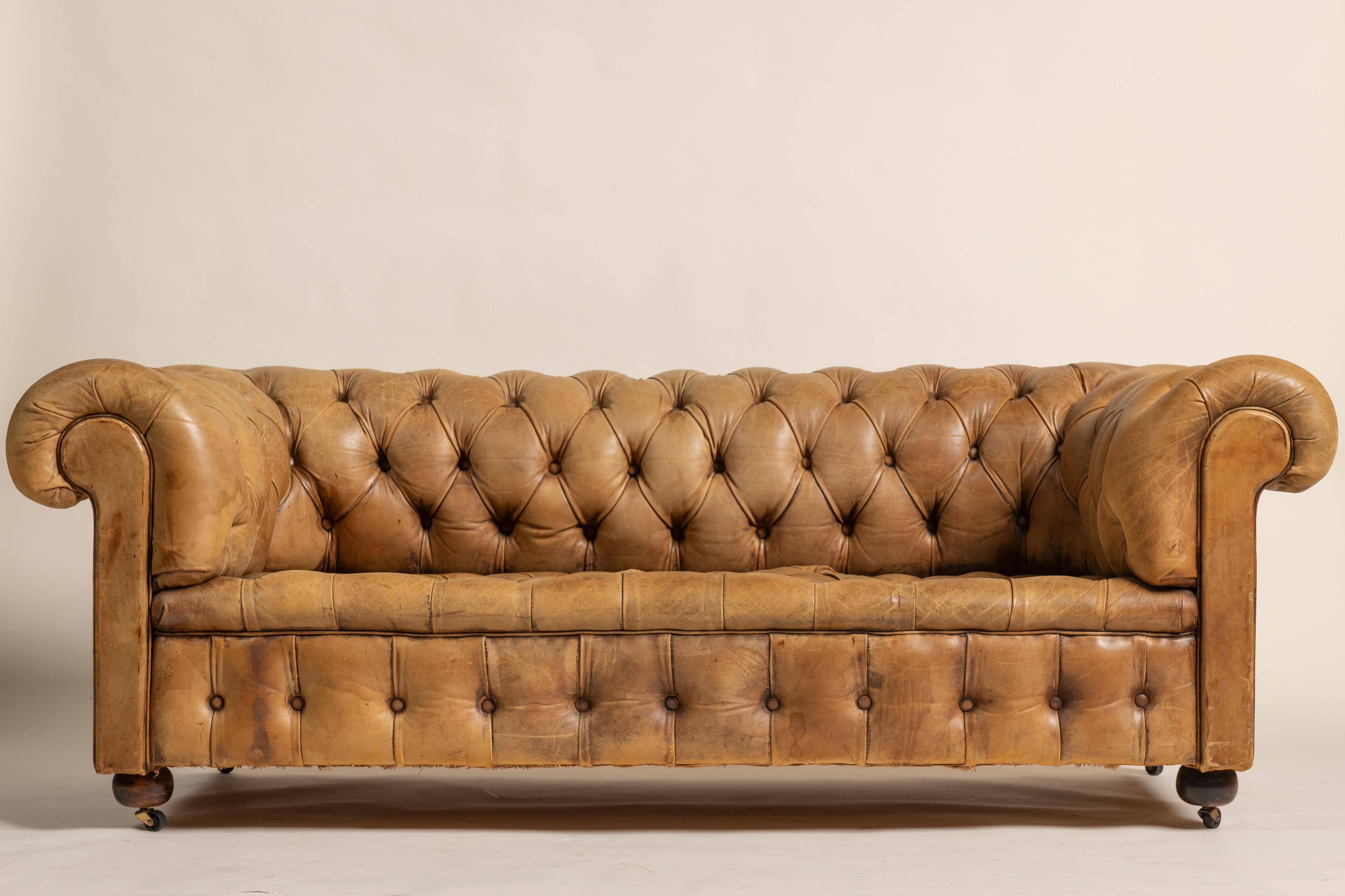 Vittoriano Divano Chesterfield vittoriano d'epoca in pelle color tabacco, 1900 in vendita