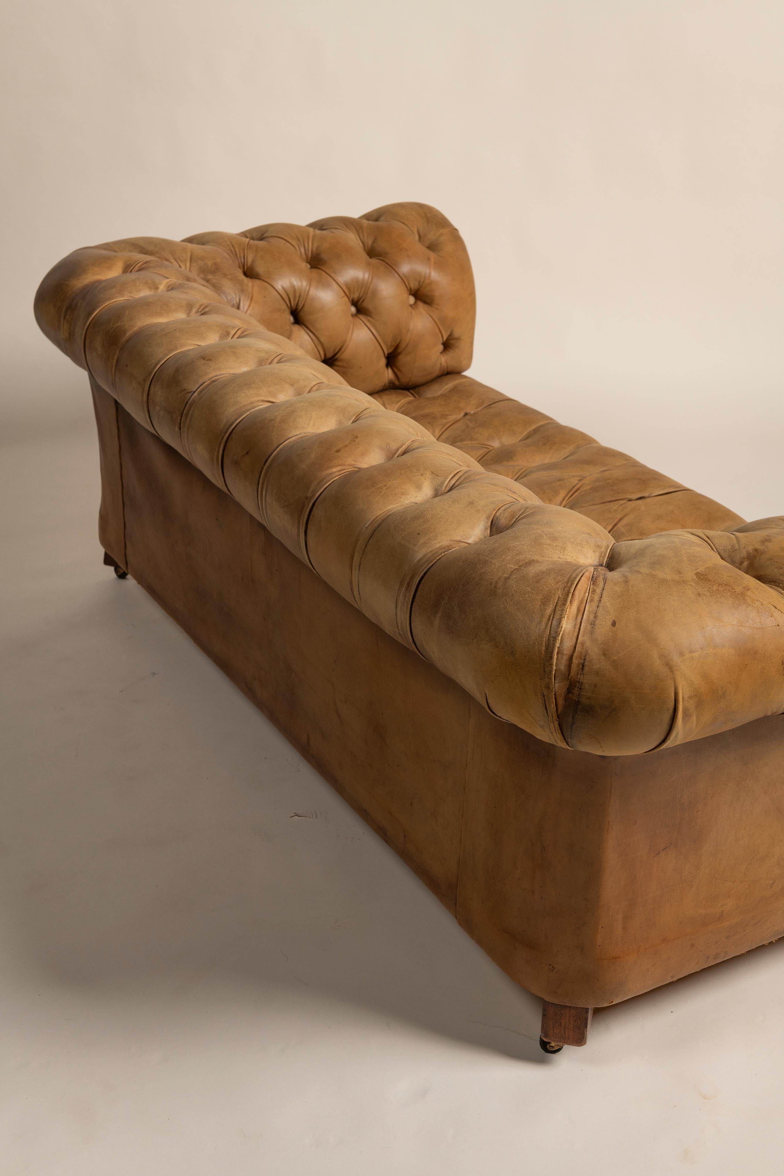 Divano Chesterfield vittoriano d'epoca in pelle color tabacco, 1900 in vendita 2