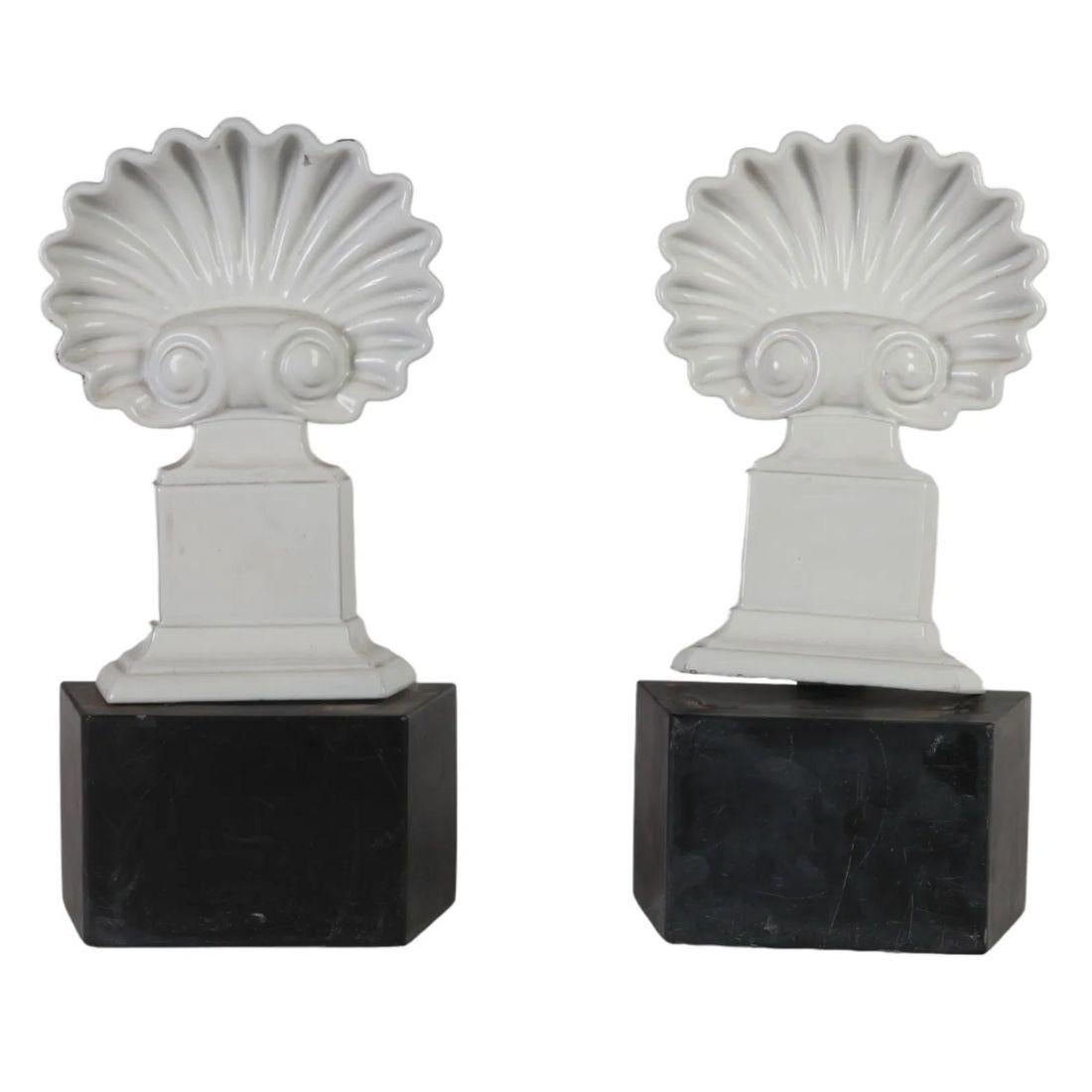 Androni vittoriani d'epoca a conchiglia con base nera, con un bellissimo design a conchiglia aperta rifinito con uno spesso smalto laccato bianco. Questi candelabri in ghisa presentano dettagli intricati tipici dell'epoca vittoriana, che li rendono