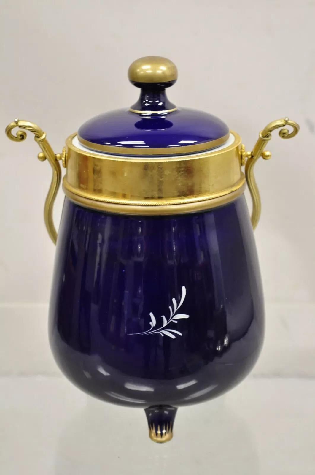Biscuit à couvercle à couvercle victorien bleu cobalt avec fleurs violettes en vente 3