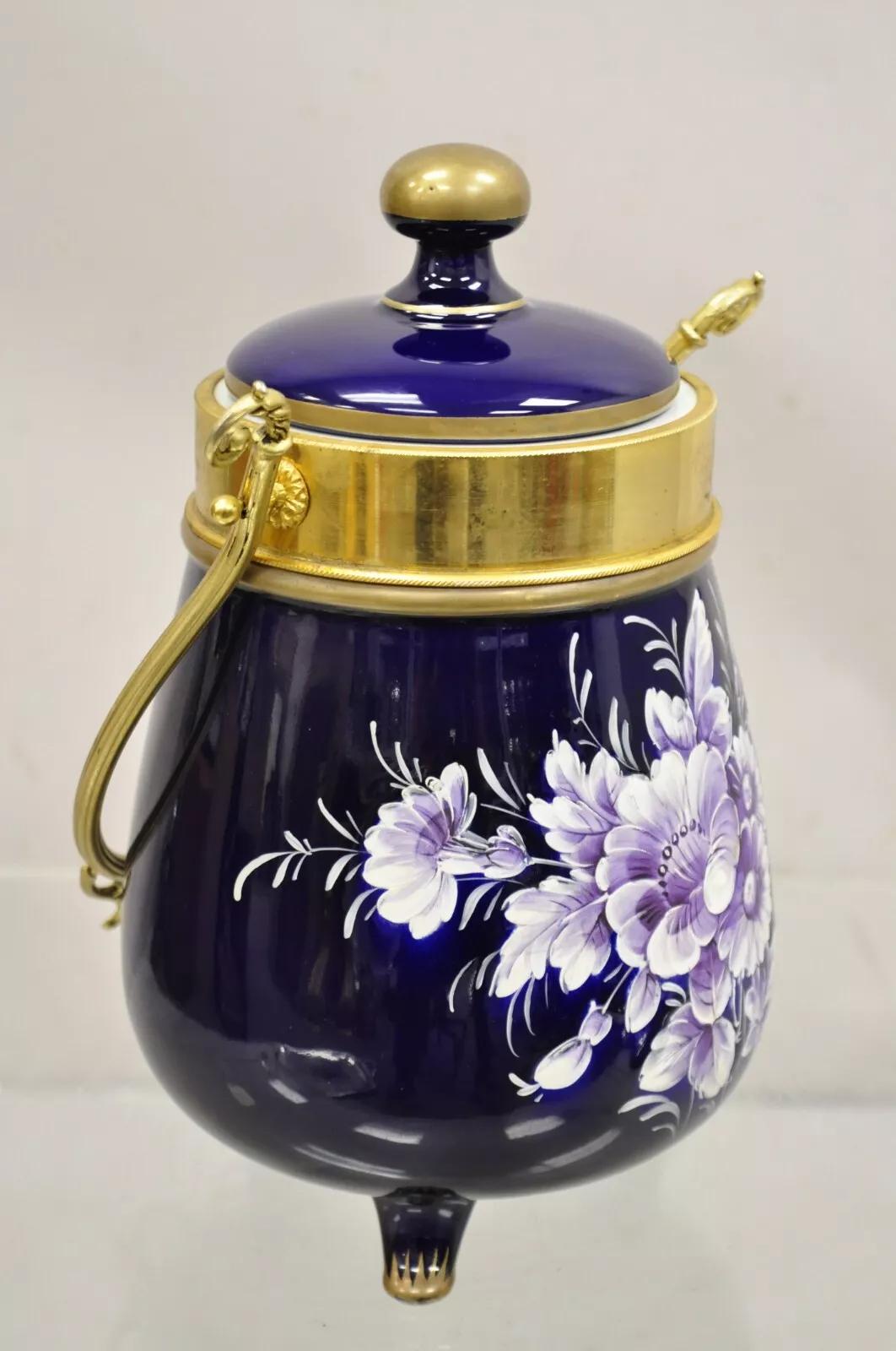 Biscuit à couvercle à couvercle victorien bleu cobalt avec fleurs violettes en vente 4