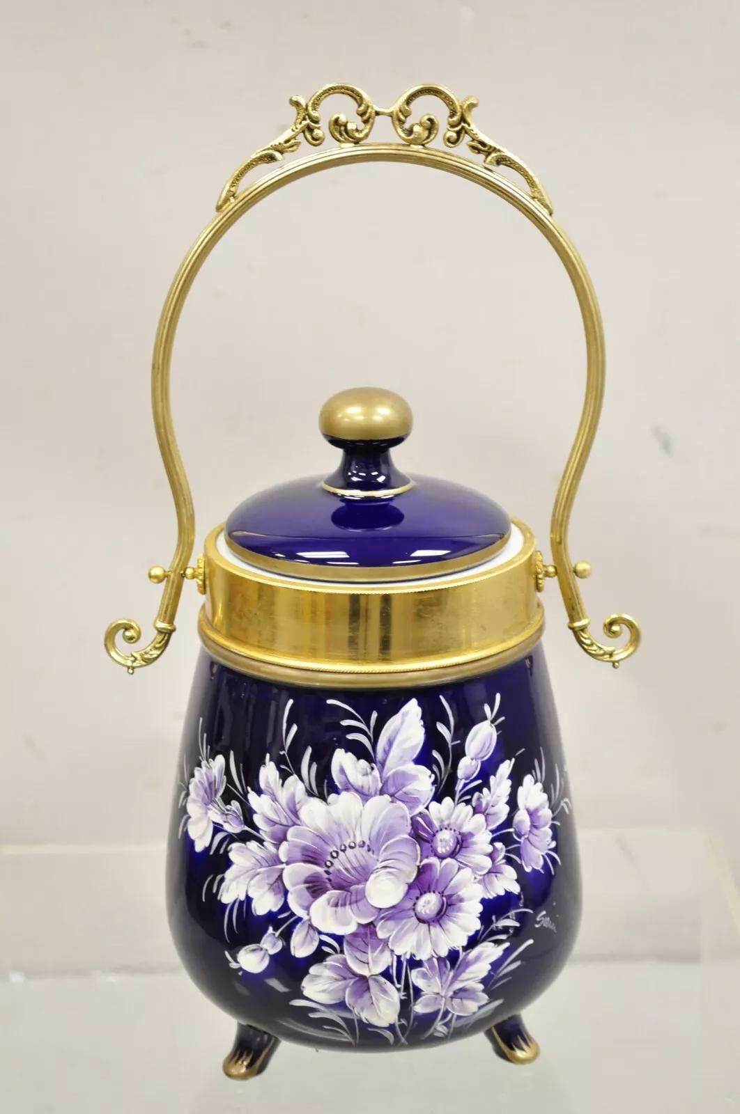 Vintage Victorian Cobalt Blue Porcelain Lidded Cookie Biscuit Jar Purple Flowers. L'objet est doté d'une poignée réticulée, signature originale de l'artiste, très bel objet vintage. Circa Mid 20th Century. Dimensions : 12