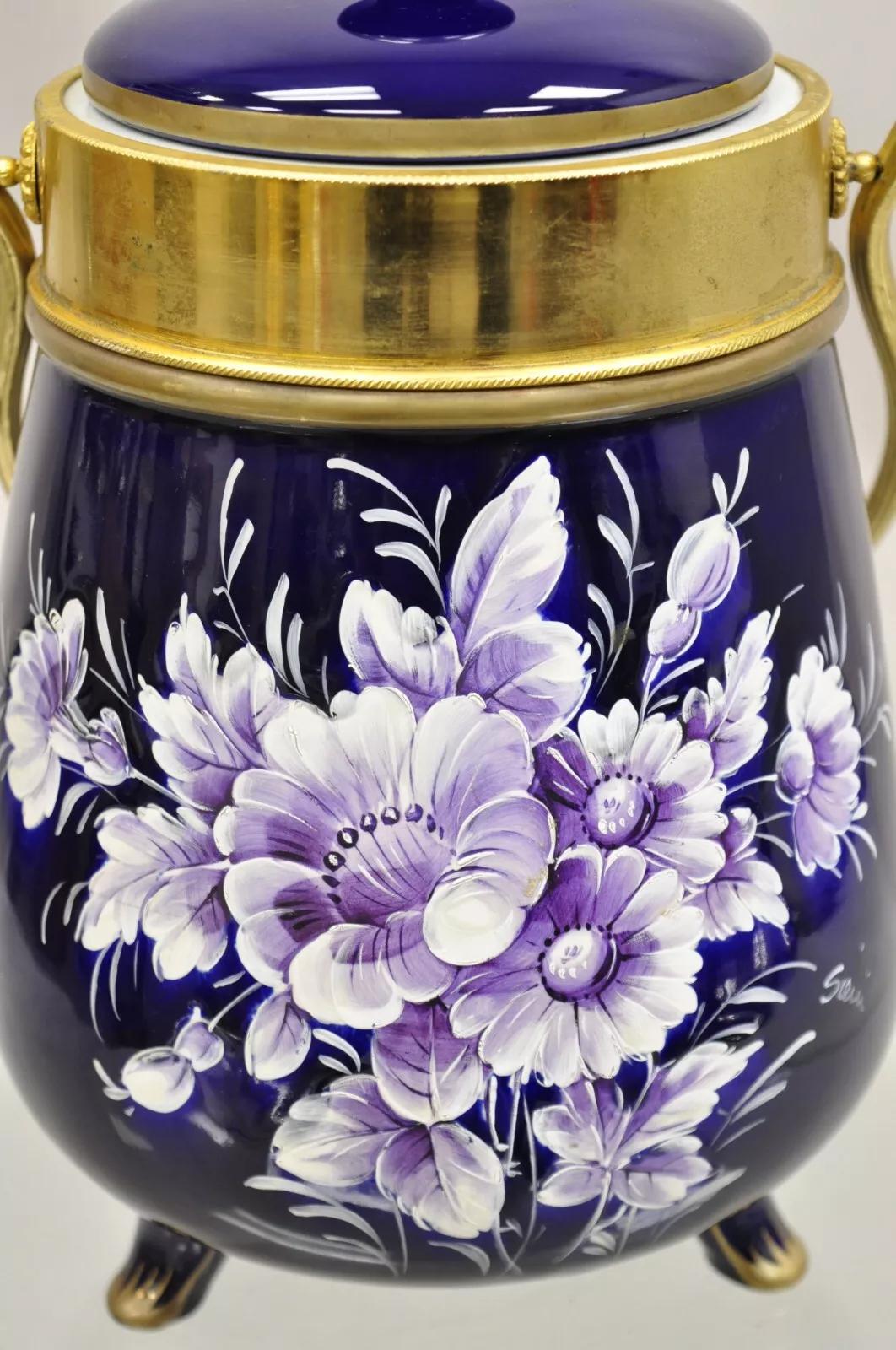 Victorien Biscuit à couvercle à couvercle victorien bleu cobalt avec fleurs violettes en vente