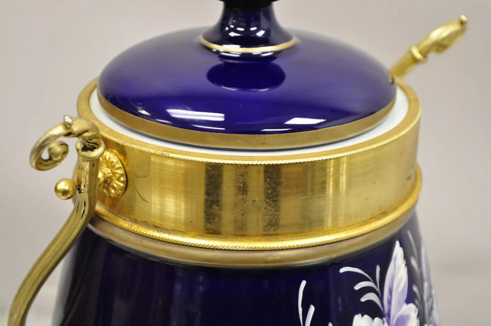 Biscuit à couvercle à couvercle victorien bleu cobalt avec fleurs violettes Bon état - En vente à Philadelphia, PA