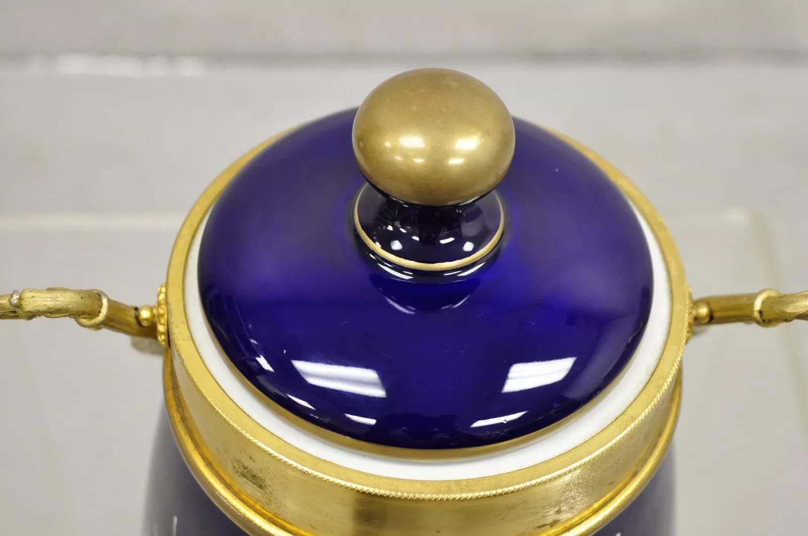 20ième siècle Biscuit à couvercle à couvercle victorien bleu cobalt avec fleurs violettes en vente