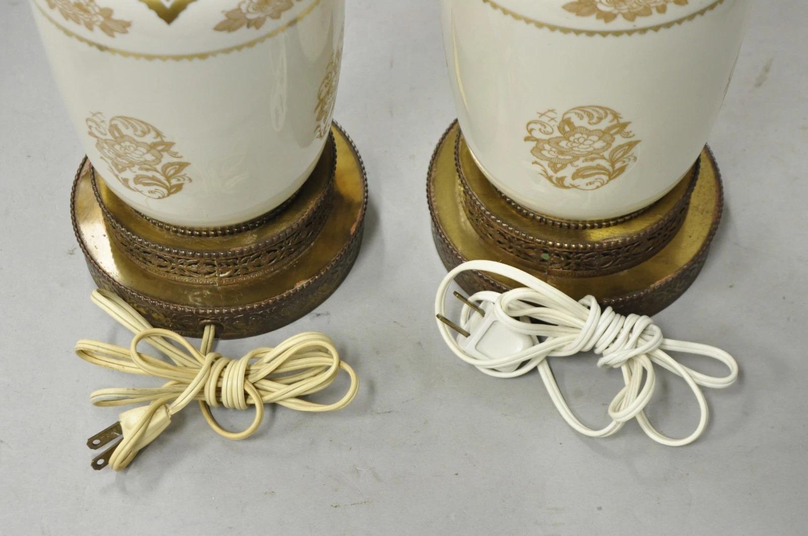 Coppia di lampade da tavolo in porcellana dorata e crema di epoca vittoriana, firmate Lenox in vendita 3