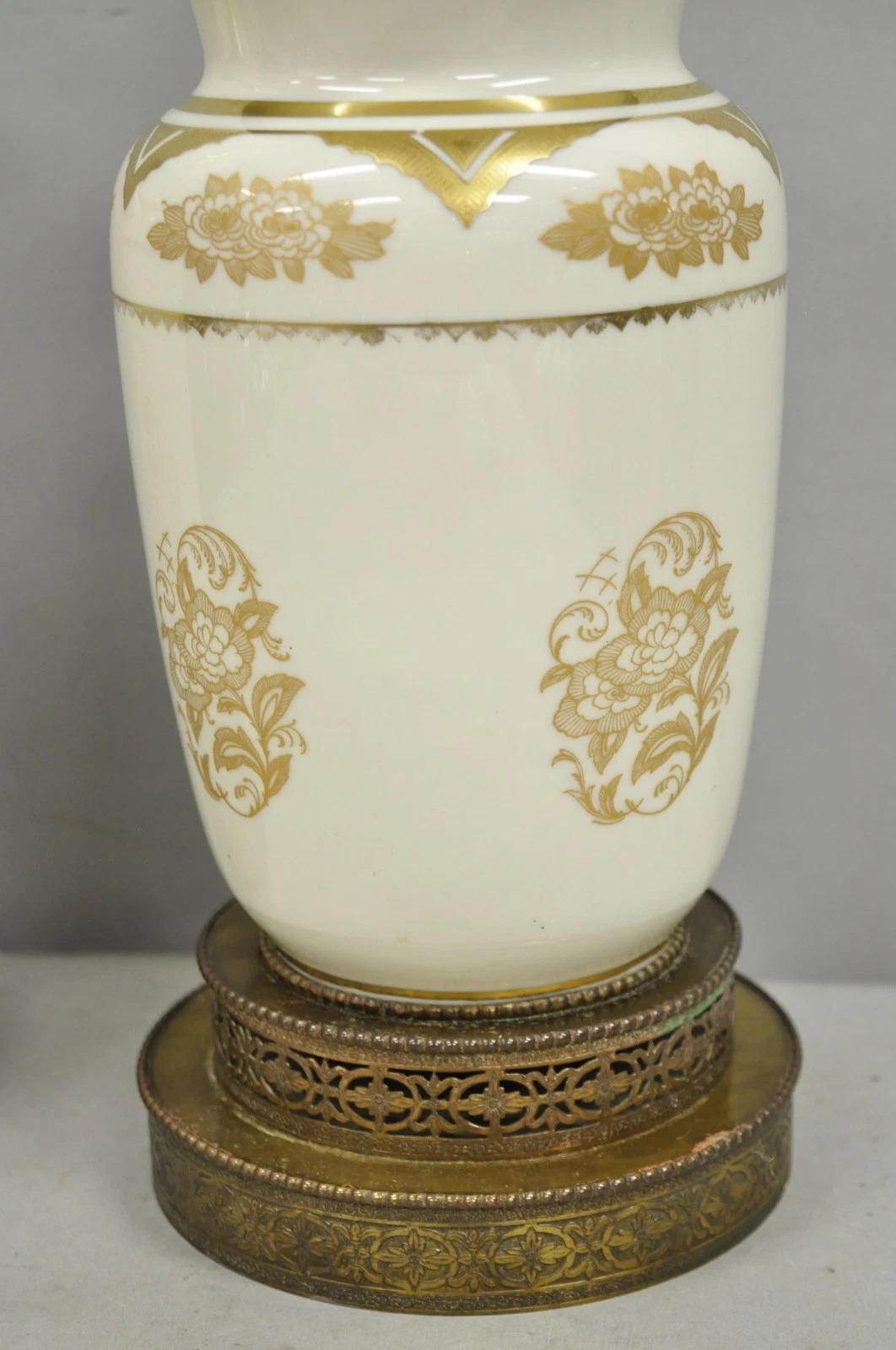 Coppia di lampade da tavolo in porcellana dorata e crema di epoca vittoriana, firmate Lenox in vendita 4