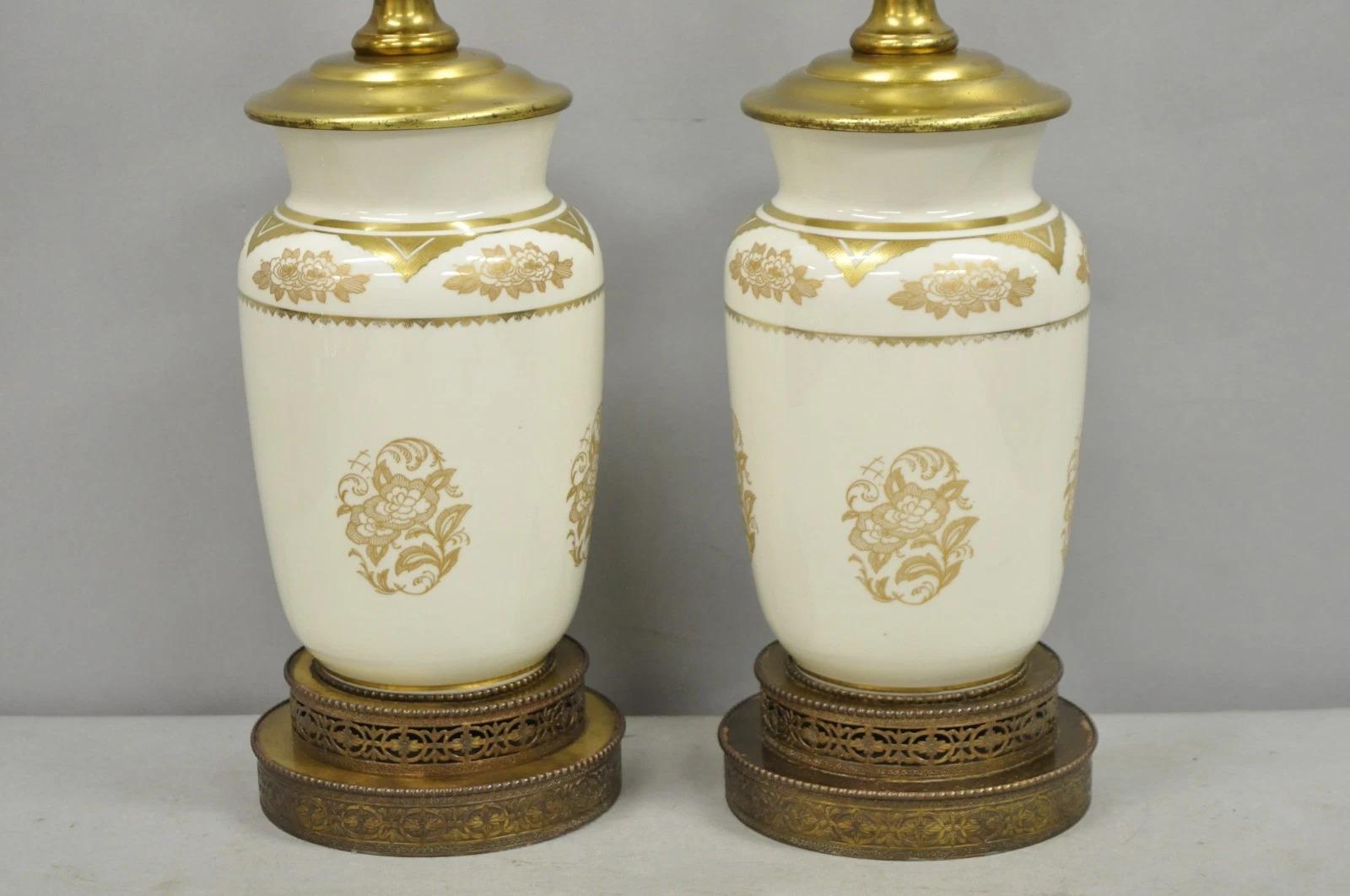 Vittoriano Coppia di lampade da tavolo in porcellana dorata e crema di epoca vittoriana, firmate Lenox in vendita
