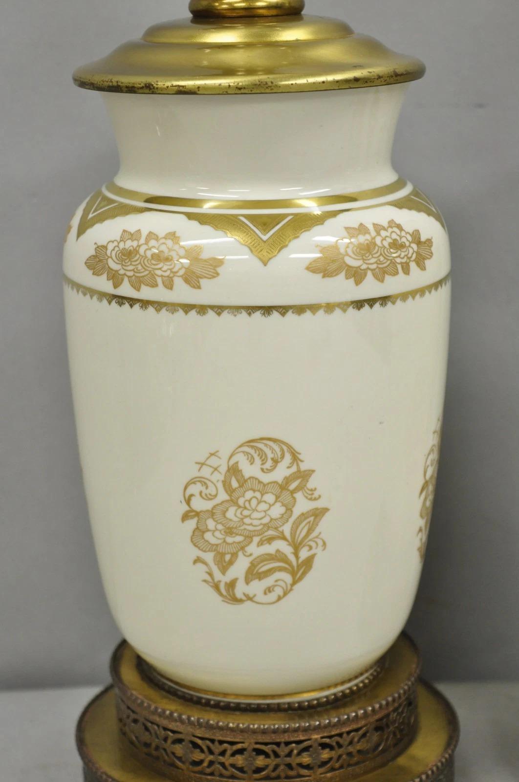 Sconosciuto Coppia di lampade da tavolo in porcellana dorata e crema di epoca vittoriana, firmate Lenox in vendita