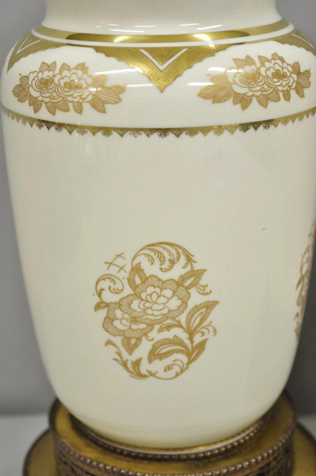 Coppia di lampade da tavolo in porcellana dorata e crema di epoca vittoriana, firmate Lenox In condizioni buone in vendita a Philadelphia, PA