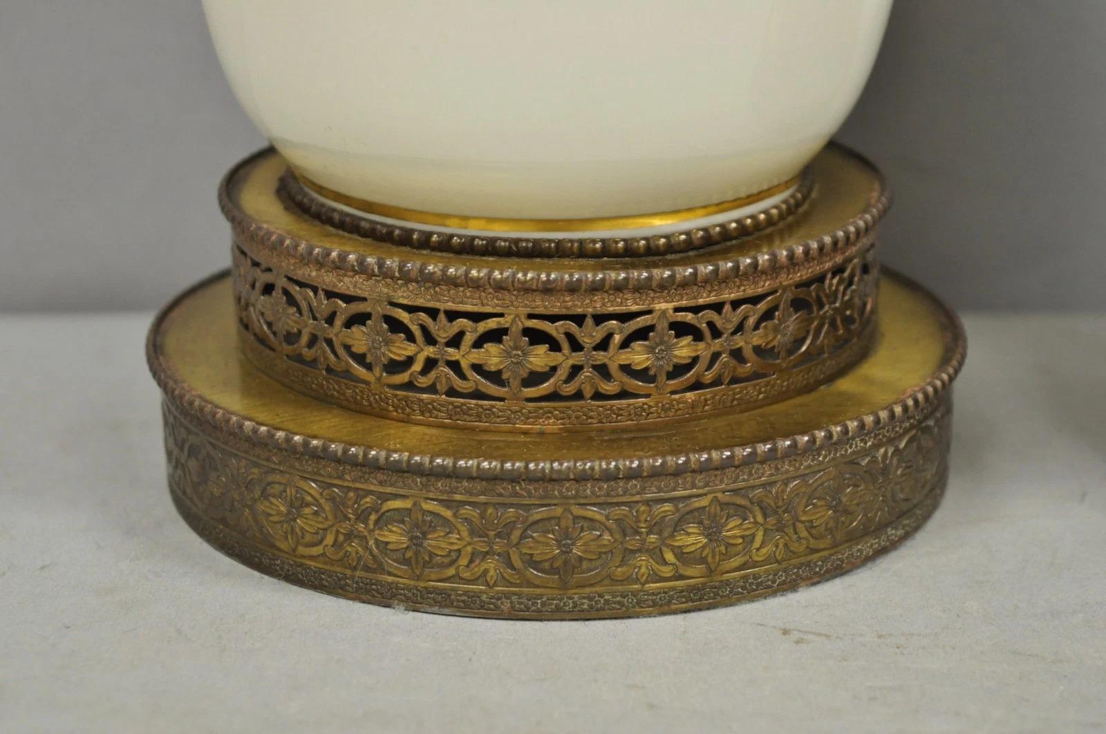 XX secolo Coppia di lampade da tavolo in porcellana dorata e crema di epoca vittoriana, firmate Lenox in vendita