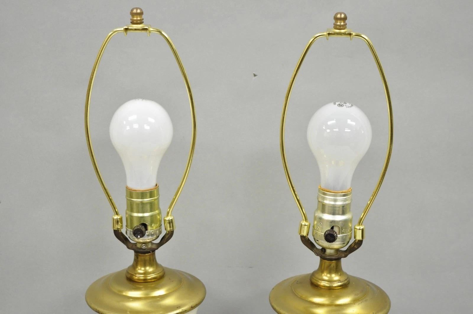 Ottone Coppia di lampade da tavolo in porcellana dorata e crema di epoca vittoriana, firmate Lenox in vendita