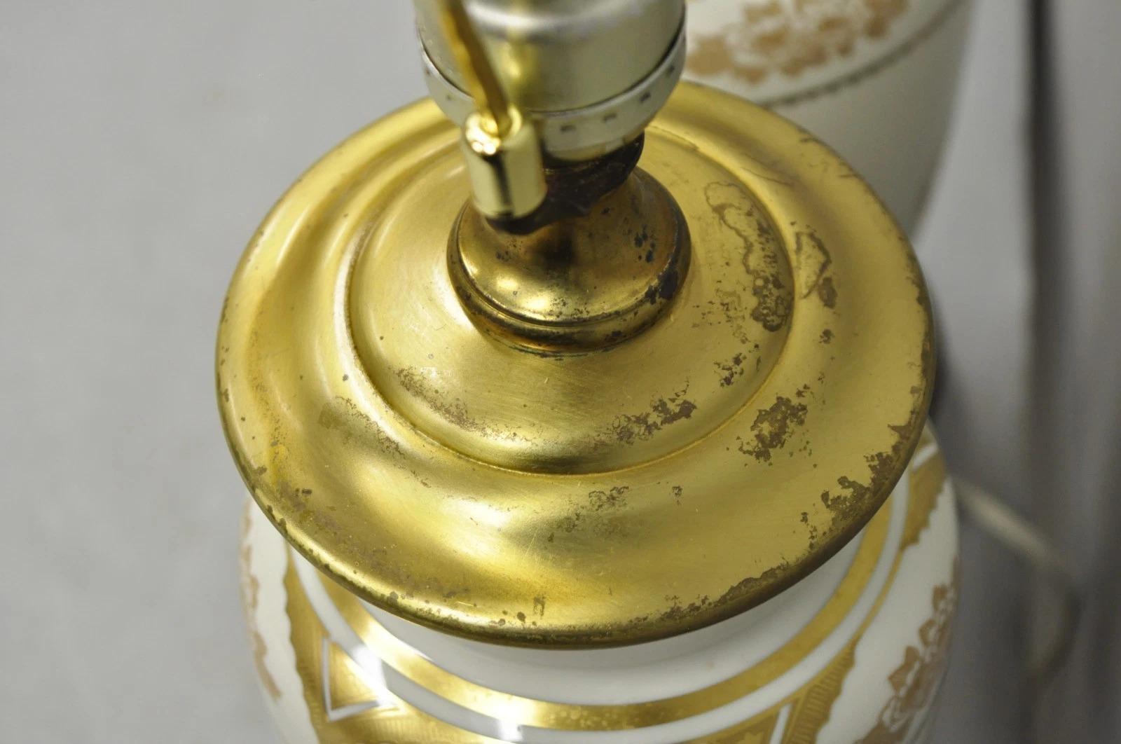 Coppia di lampade da tavolo in porcellana dorata e crema di epoca vittoriana, firmate Lenox in vendita 1