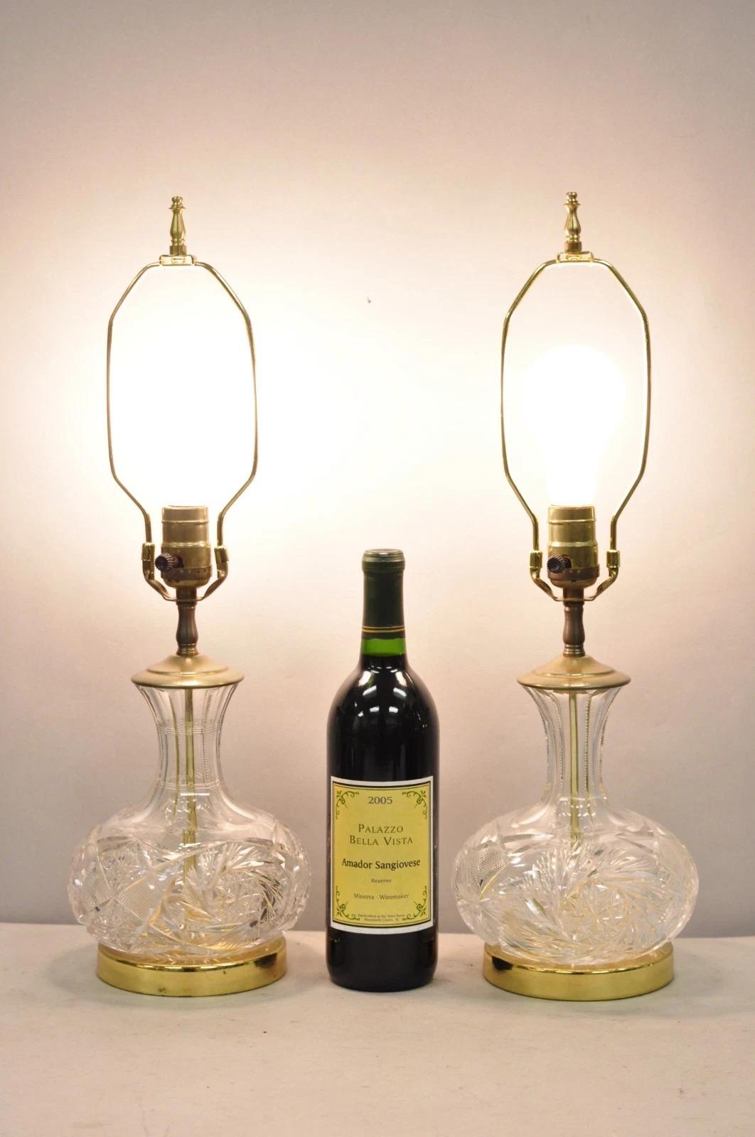 Vintage Victorian Cut Crystal Leaded Glass Small Bulbous Table Lamps - a Pair. CIRCA Anfang des 20. Jahrhunderts. Abmessungen: 21