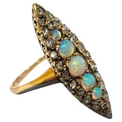 Anello vintage di epoca vittoriana in stile navetta con opale e diamanti