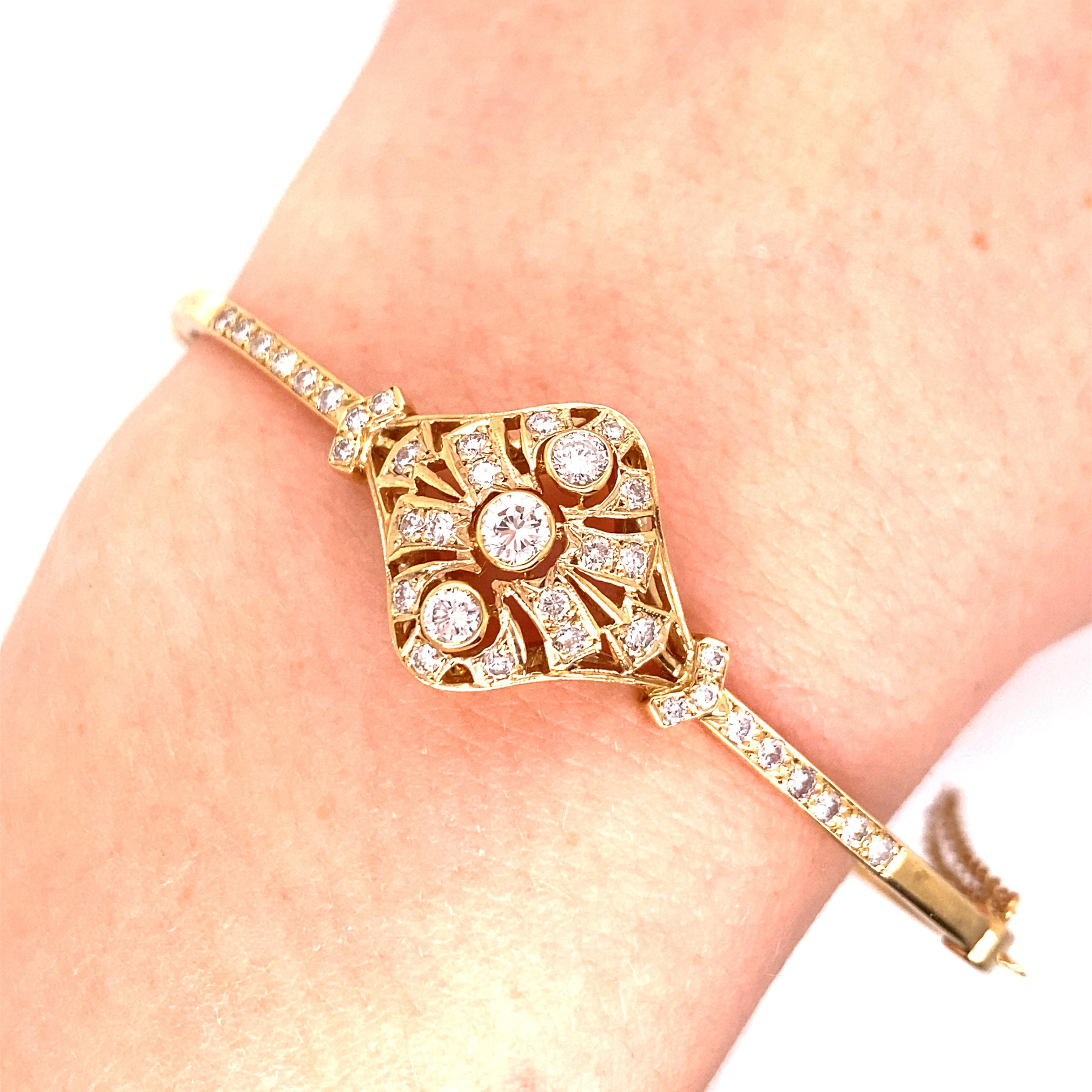 Vintage Victorian Era Reproduction 14K Yellow Gold Diamond Bangle - Le bracelet contient 38 diamants ronds de taille brillant pesant approximativement 1.00ct avec G - H couleur et SI clarté. La largeur du bracelet au centre mesure 16,5 mm, et le