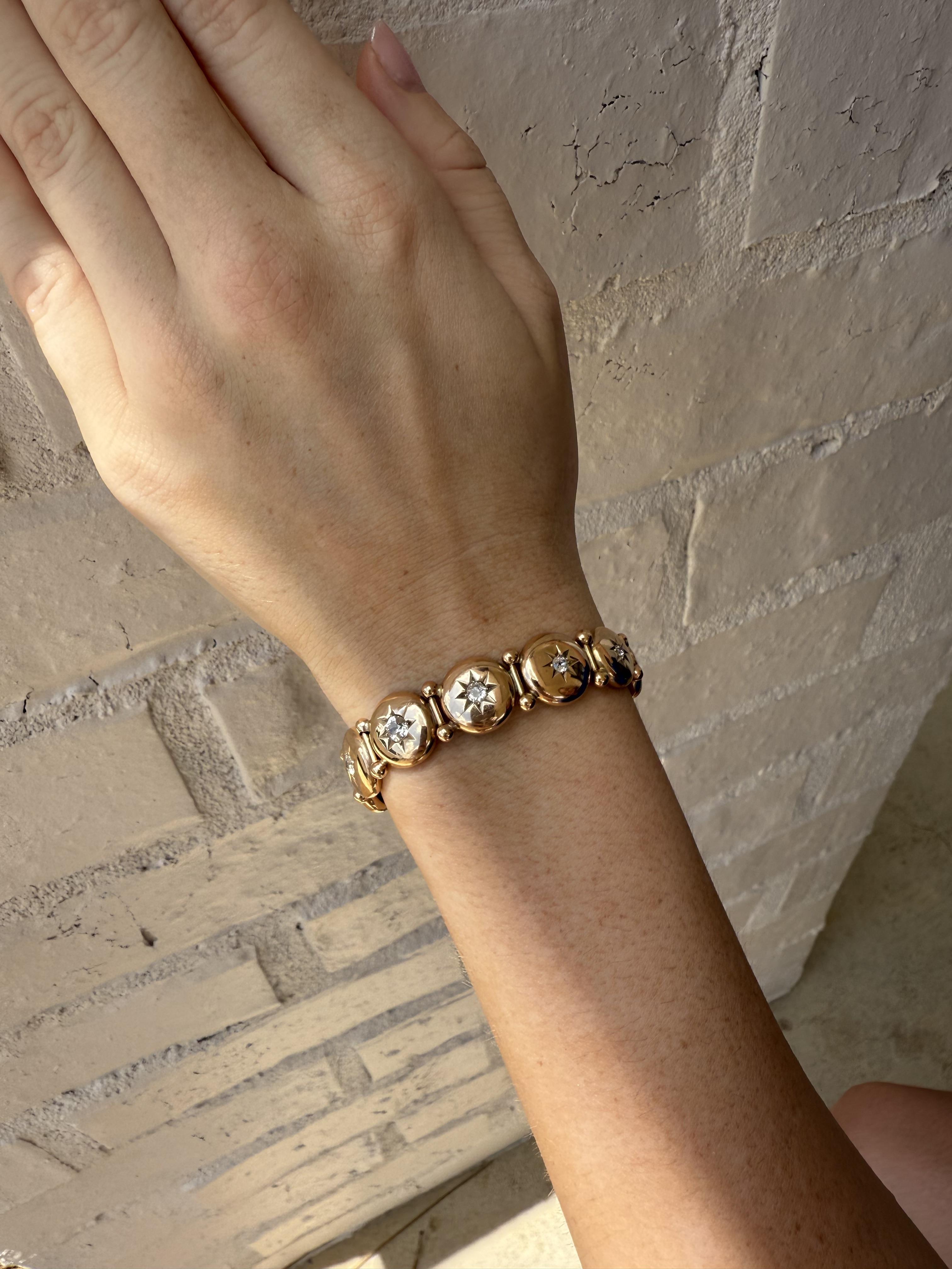 Wir sind begeistert von diesem einzigartigen Vintage-Stück!

Armbänder Details
MATERIAL: 10K Rose Gold
Epoche: Viktorianisch 1840 - 1900
Breite des Armbands: Abgestuft von 10 mm bis 12,7 mm
Gewicht: 15.0 Gramm
Länge: 6 1/2 Zoll

Akzentuiert durch