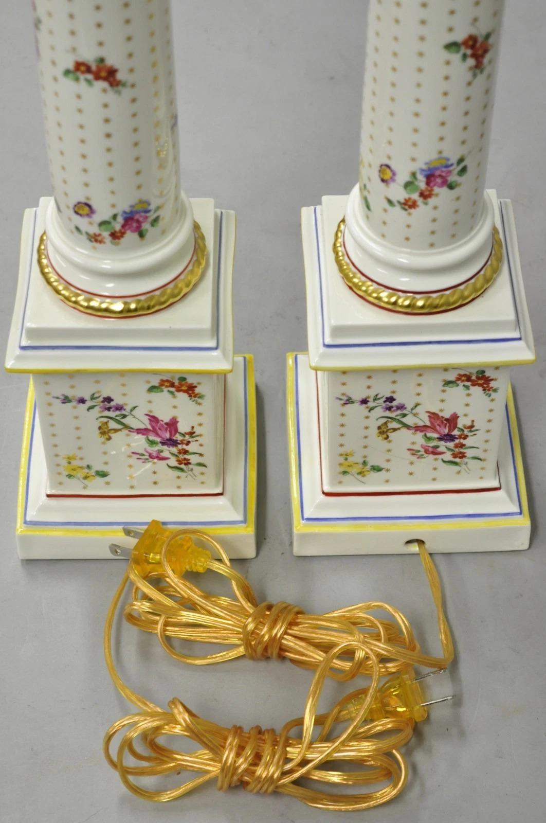 Paire de lampes de table à colonne en porcelaine française de l'époque victorienne avec fleurs peintes en vente 3