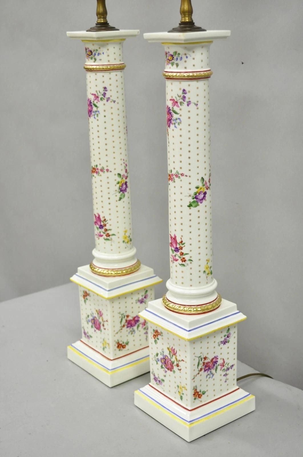 Paire de lampes de table à colonne en porcelaine française de l'époque victorienne avec fleurs peintes en vente 4