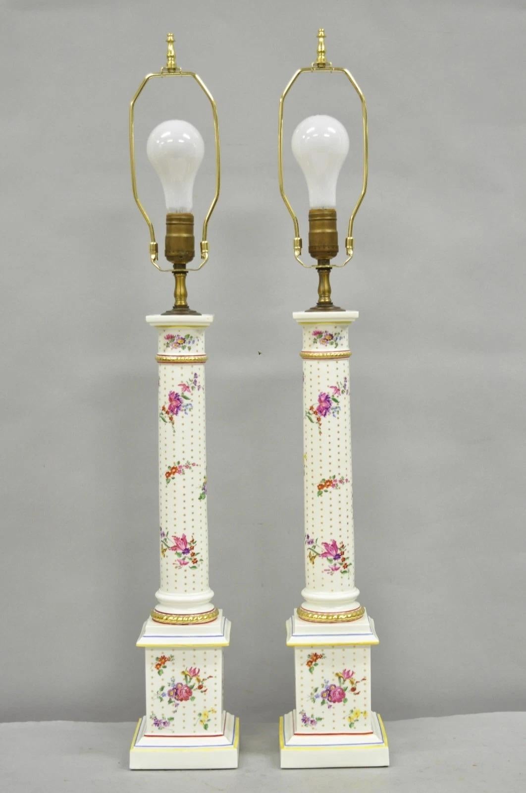 Paire de lampes de table à colonne en porcelaine française de l'époque victorienne avec fleurs peintes en vente 5
