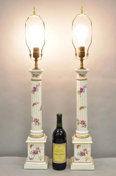 Paire de lampes de table à colonne en porcelaine française de l'époque victorienne avec fleurs peintes