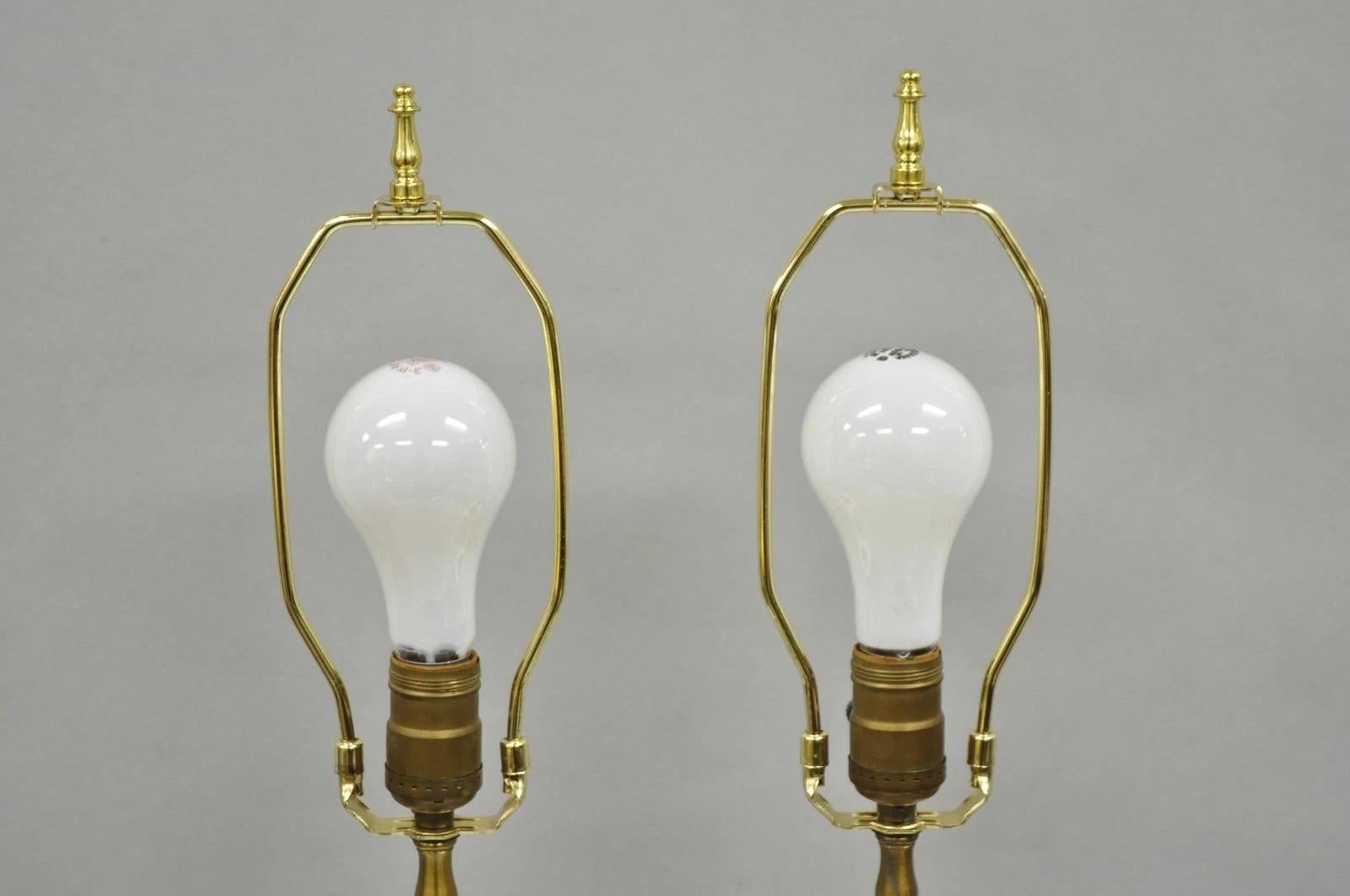 Paire de lampes de table à colonne en porcelaine française de l'époque victorienne avec fleurs peintes en vente 1