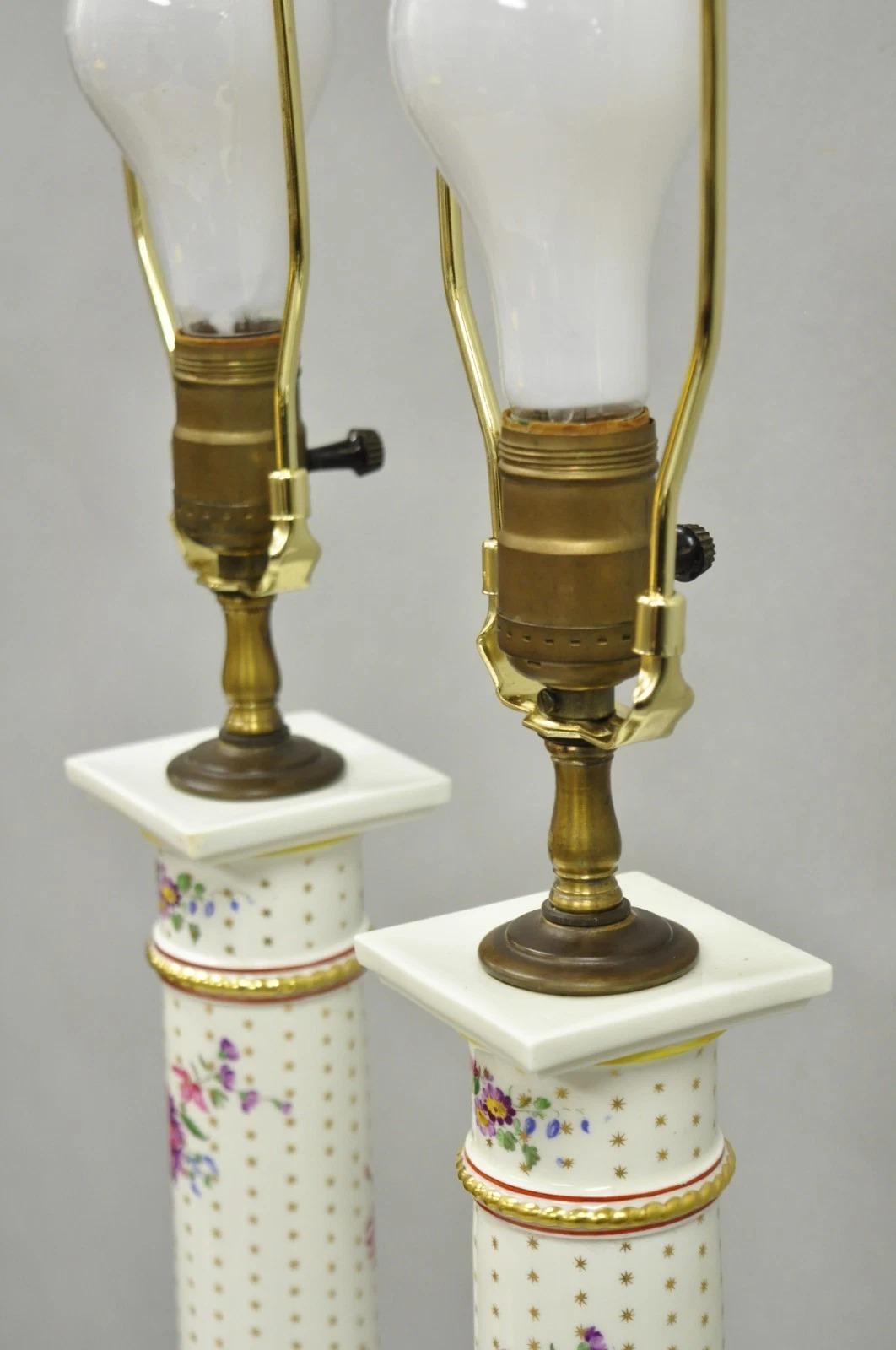 Paire de lampes de table à colonne en porcelaine française de l'époque victorienne avec fleurs peintes en vente 2