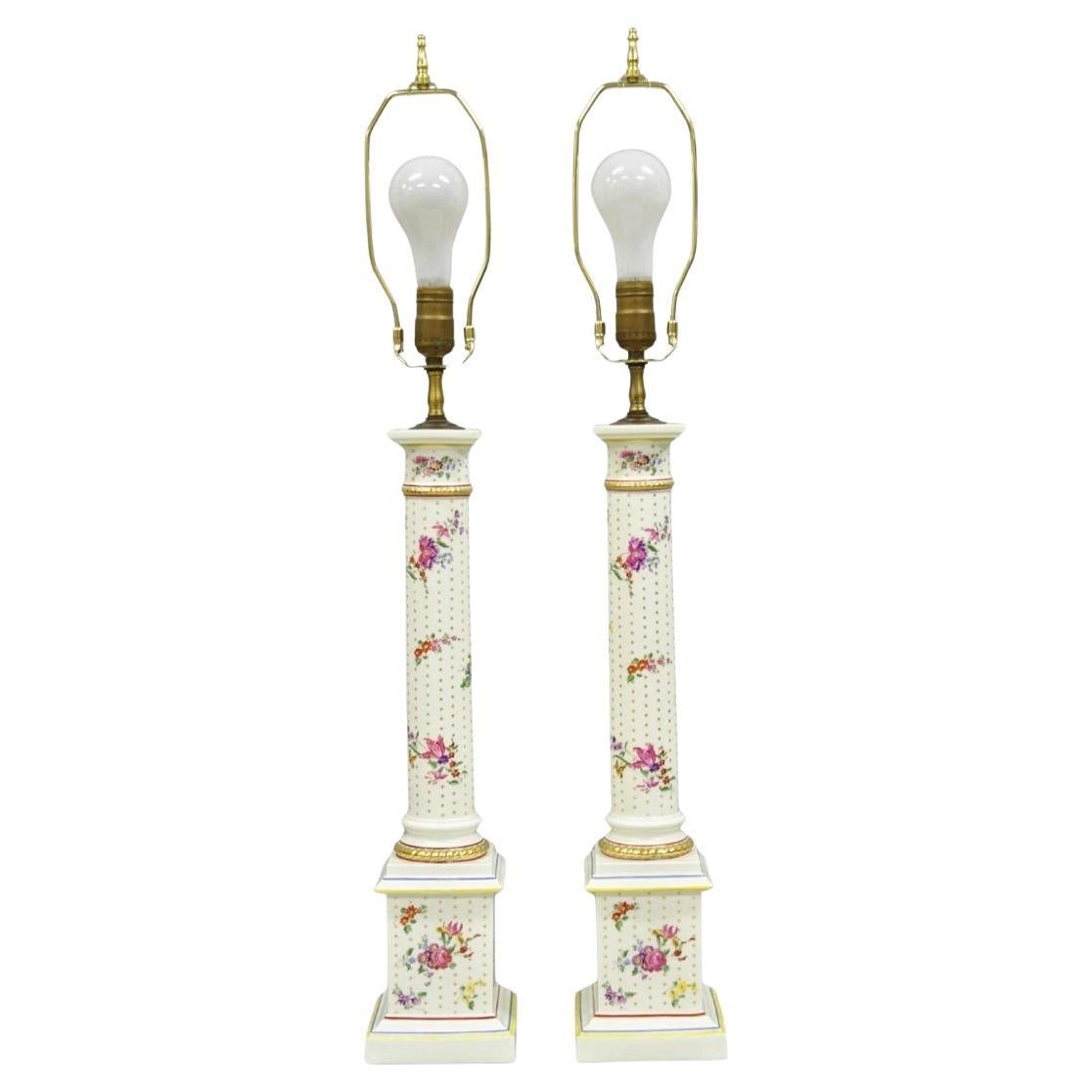 Paire de lampes de table à colonne en porcelaine française de l
époque victorienne avec fleurs peintes