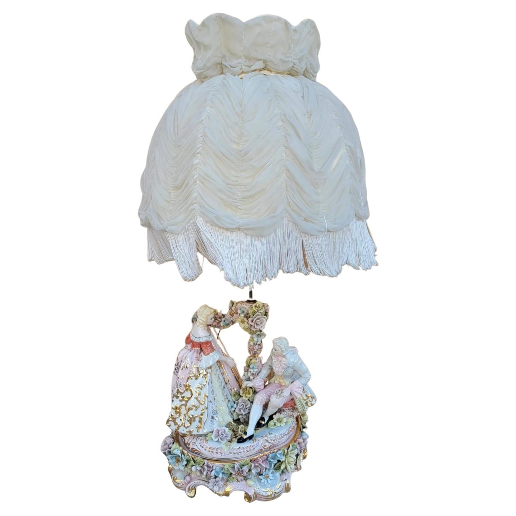 Viktorianische italienische Capodimonte-Porzellan-Tischlampe mit Schirm