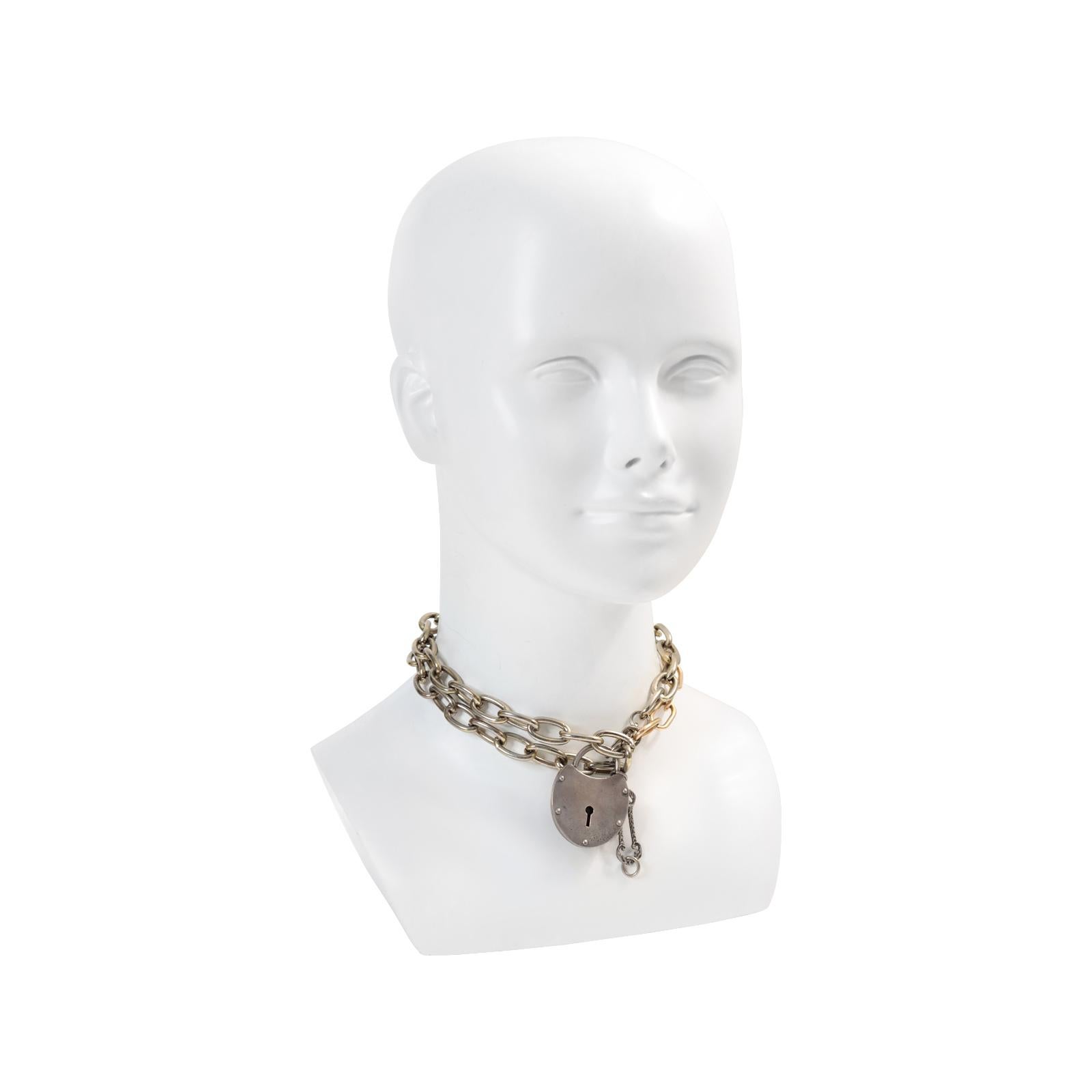 Serrure victorienne vintage sur une longue chaîne à maillons. Il s'agit d'un cadenas et d'une clé victoriens en argent, datant des années 1880-1910, montés sur un long collier à maillons en argent et en or. Je l'ai depuis très longtemps, mais je