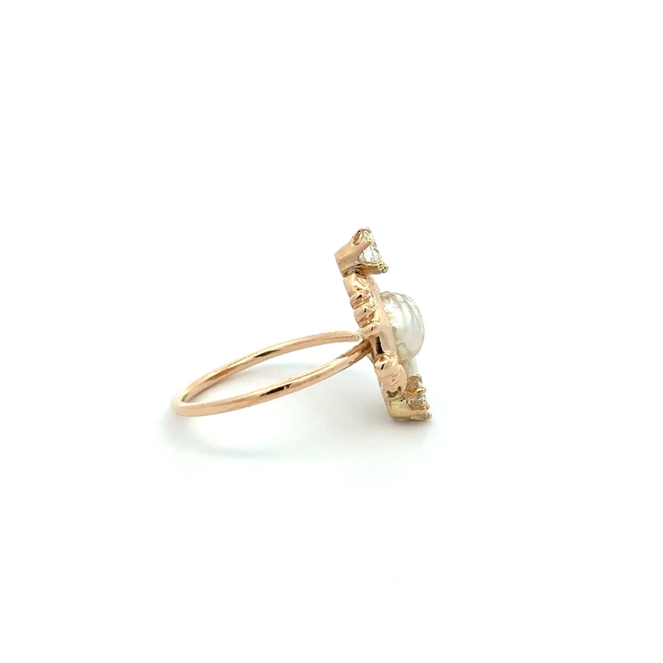 Tout simplement magnifique ! Bague vintage en or avec perle naturelle OEC et diamant, de style victorien et finement détaillée. Au centre, une perle naturelle sertie à la main, accentuée par des diamants de taille européenne ancienne, pesant environ