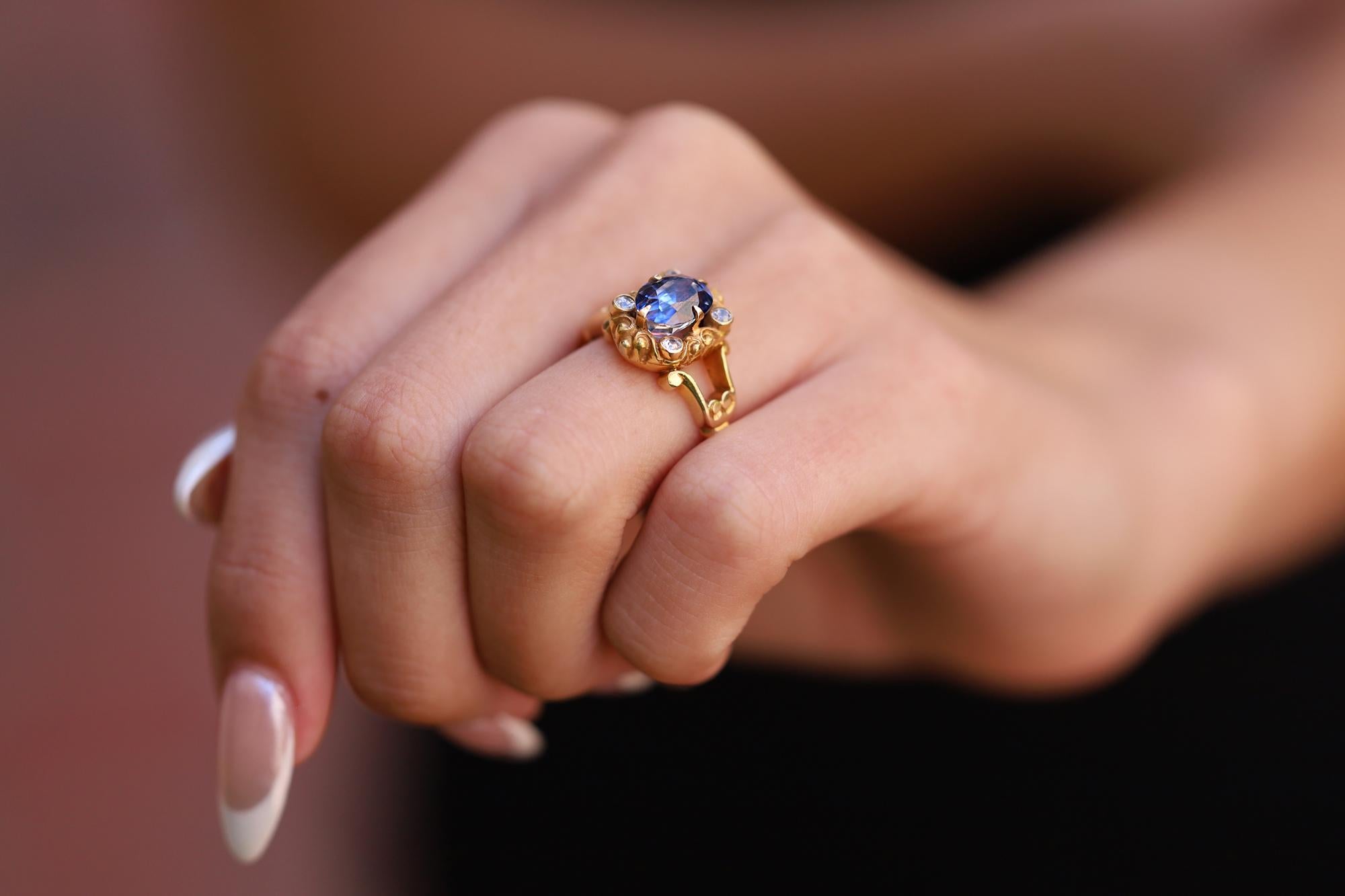 Victorien Bague de fiançailles vintage victorienne filigrane en or jaune avec saphir bleu ovale en vente