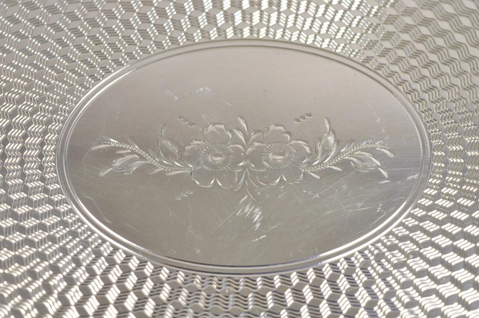 Bandeja ovalada vintage victoriana con grabado de rosas plateado de Best Silverplate Victoriano en venta
