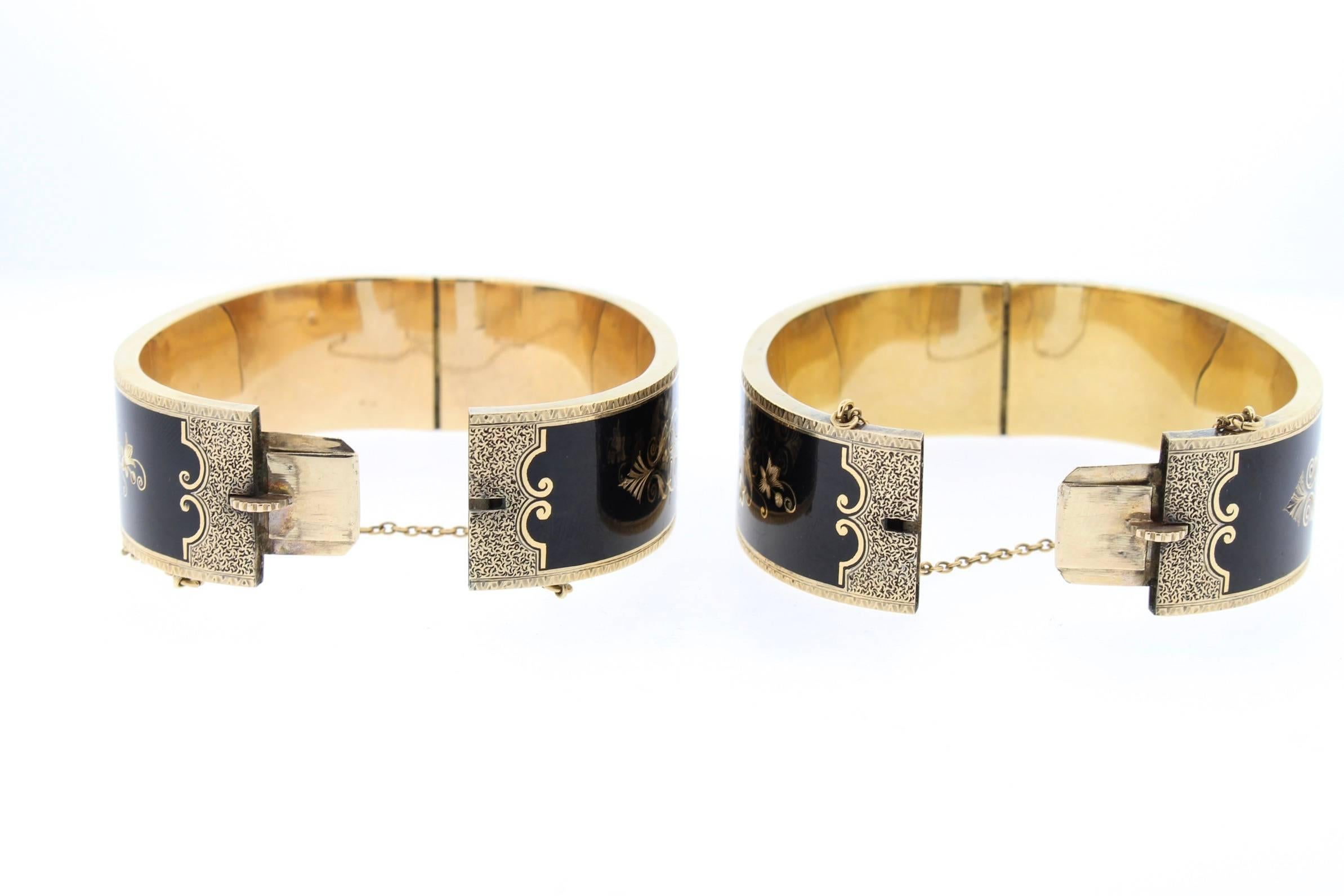 Vintage Victorian Pair of 14 Karat Gold Black Enamel Mourning Bangles In Good Condition In New York, NY