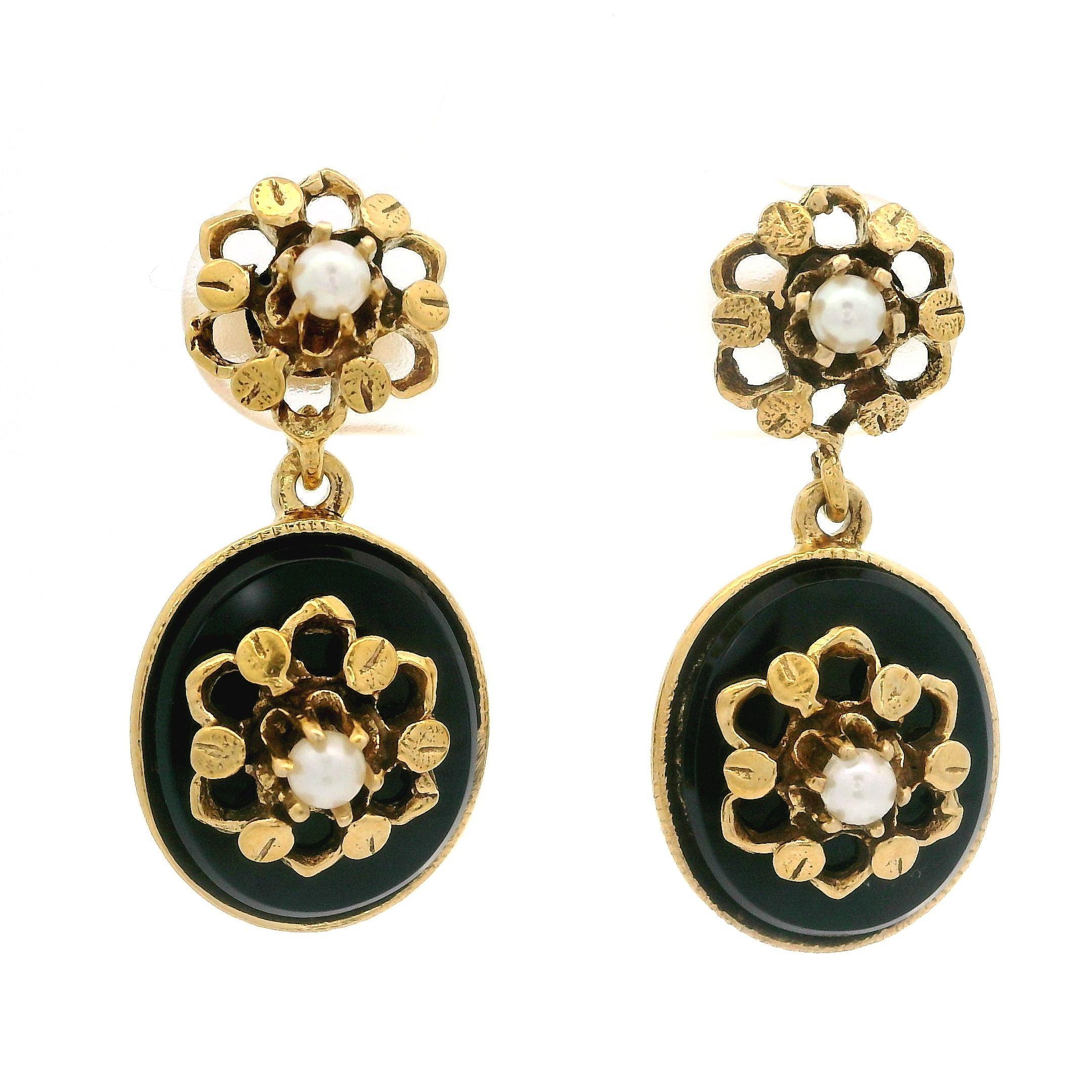 --Stone(s):--
(2) Natural Genuine Black Onyx - Oval Cut - Bezel Set - Black Color - 11.9x10mm (approx.)
(4) Genuine Cultured Pearls - Round Shape - Prong Set - White Color - 2.4mm each (approx.)

Material: Solid 14k Yellow Gold
Weight: 6