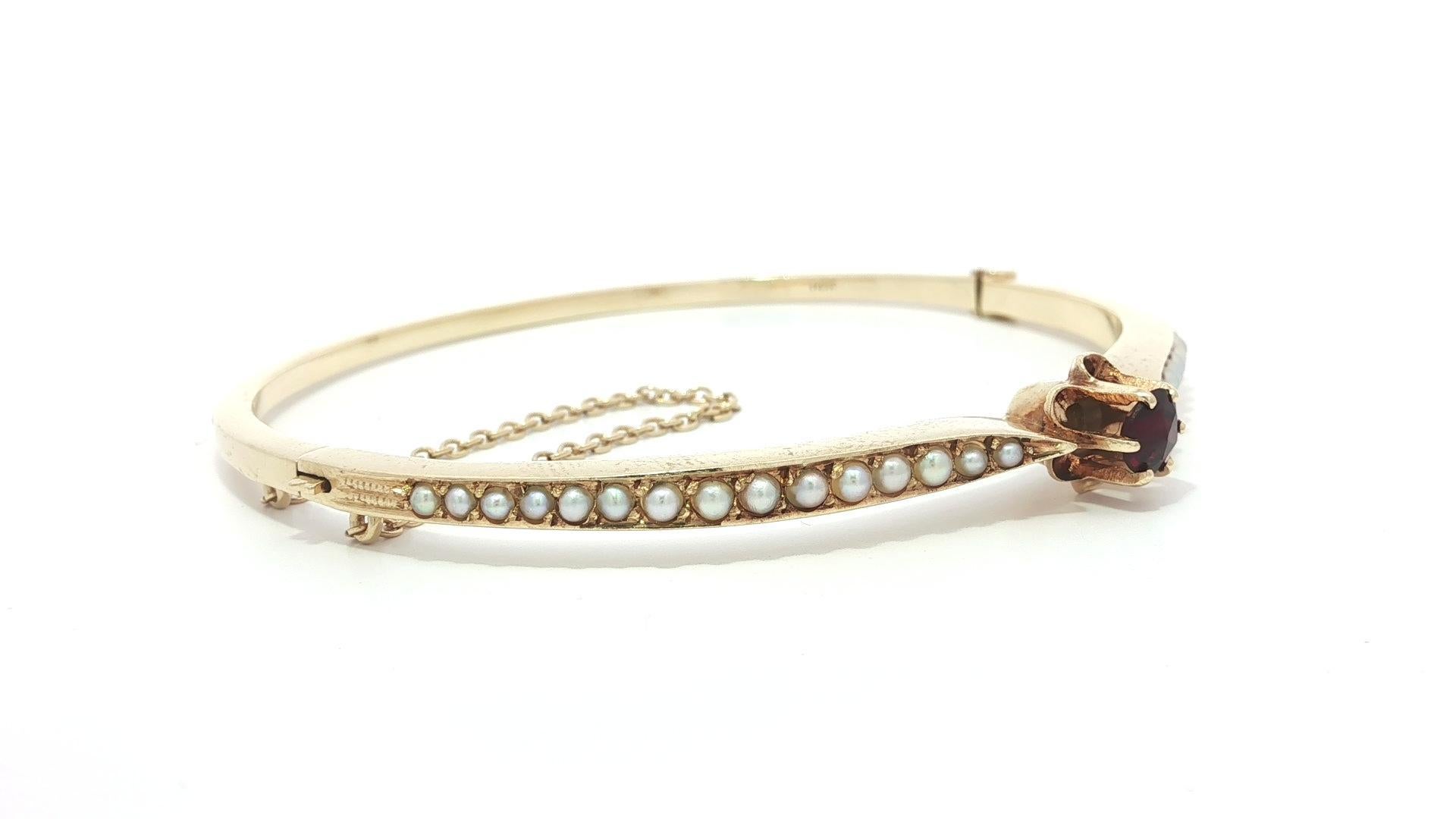 --Piedra(s):--
(30) Perlas de siembra auténticas naturales - Forma redonda - Engastadas - Color blanco - De 1,5 mm a 2 mm (aprox.)
(1) Granate auténtico natural - talla rosa redonda - engastado en forma de botón de oro - color rojo intenso - 4,5 mm