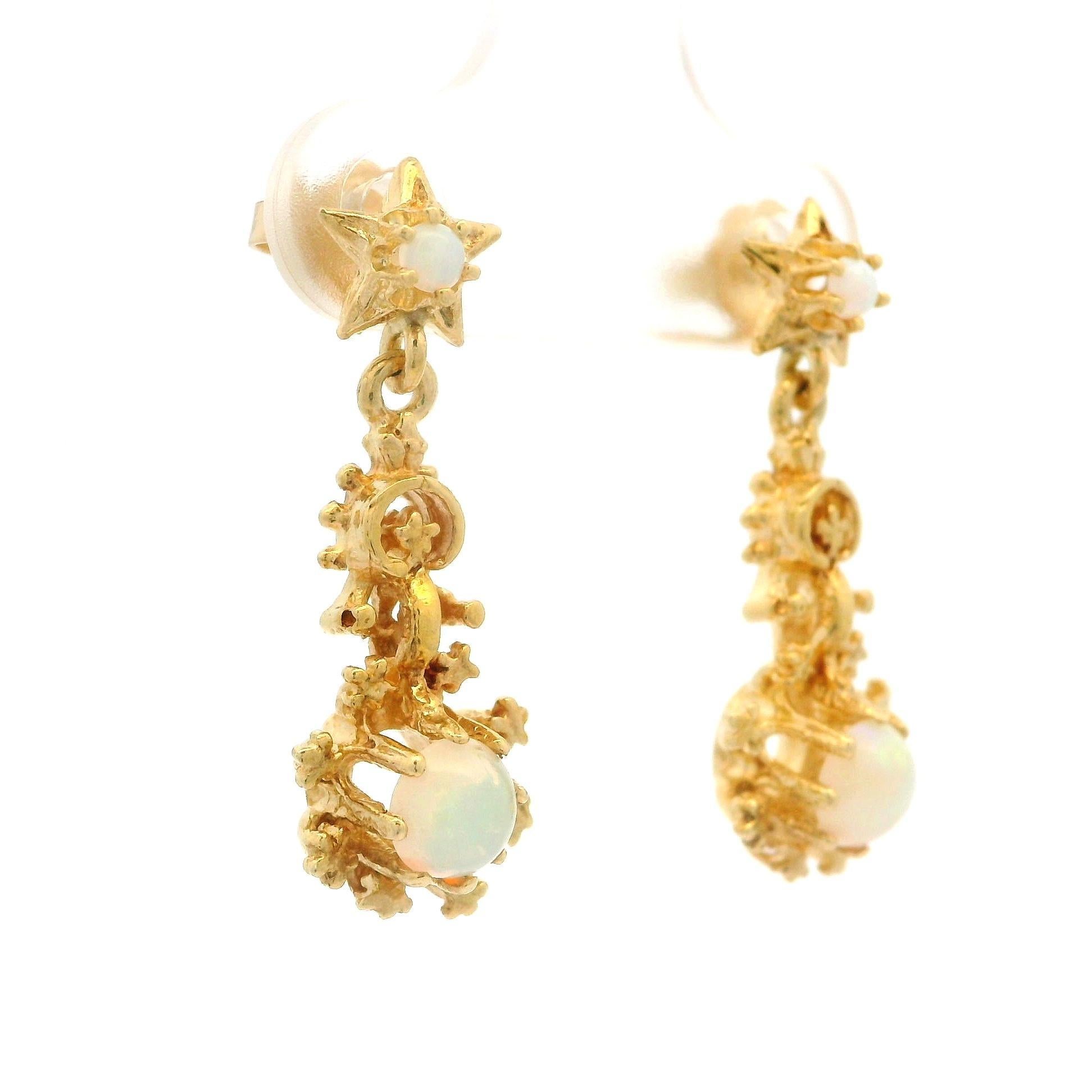 Taille cabochon Boucles d'oreilles pendantes en or jaune avec opale ronde et étoile. en vente
