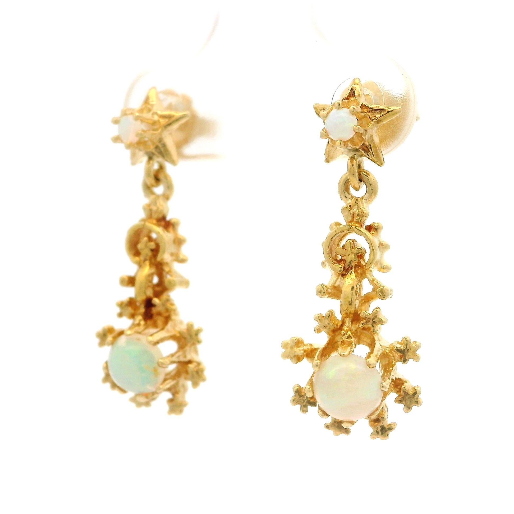 Boucles d'oreilles pendantes en or jaune avec opale ronde et étoile. Bon état - En vente à Montclair, NJ