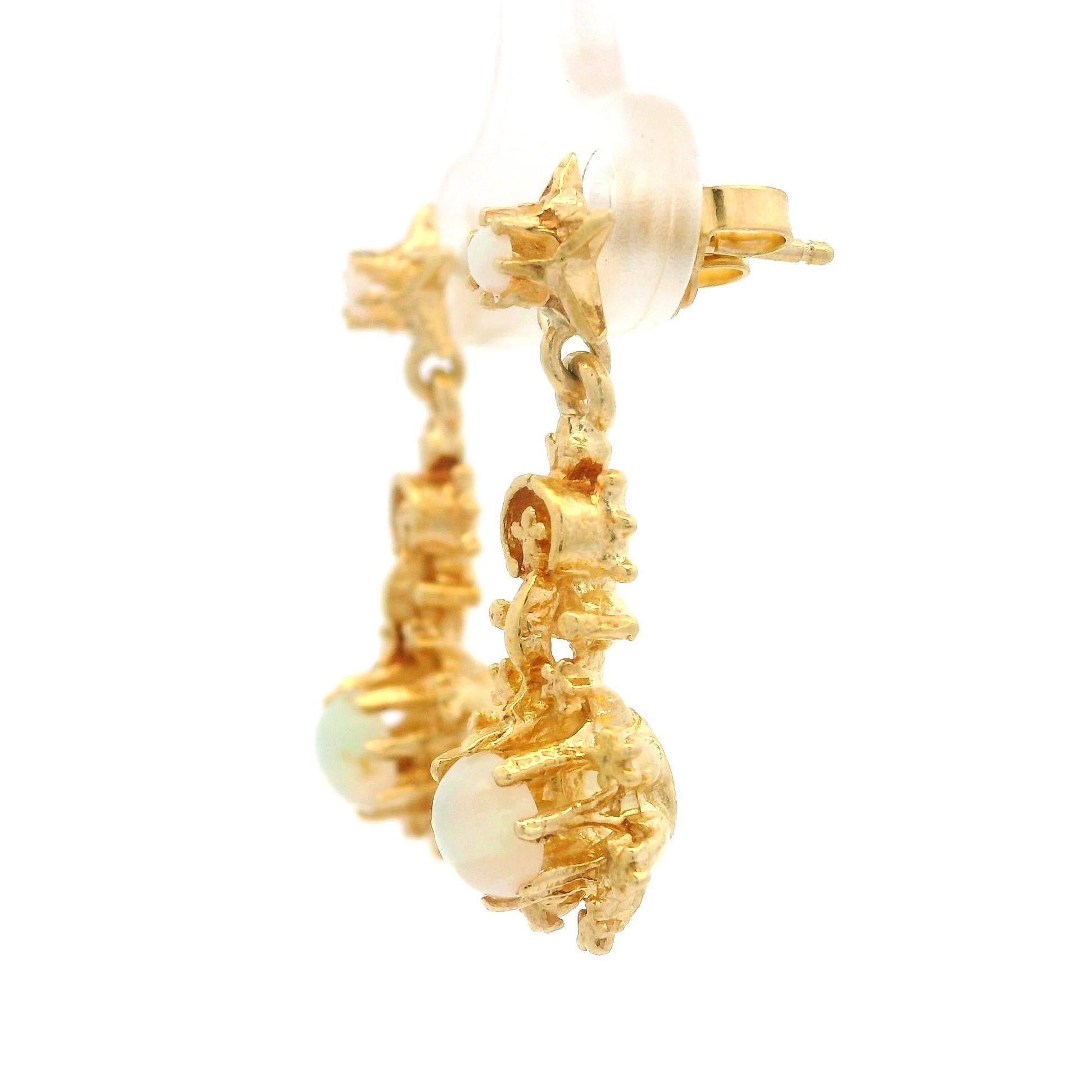 Boucles d'oreilles pendantes en or jaune avec opale ronde et étoile. Pour femmes en vente