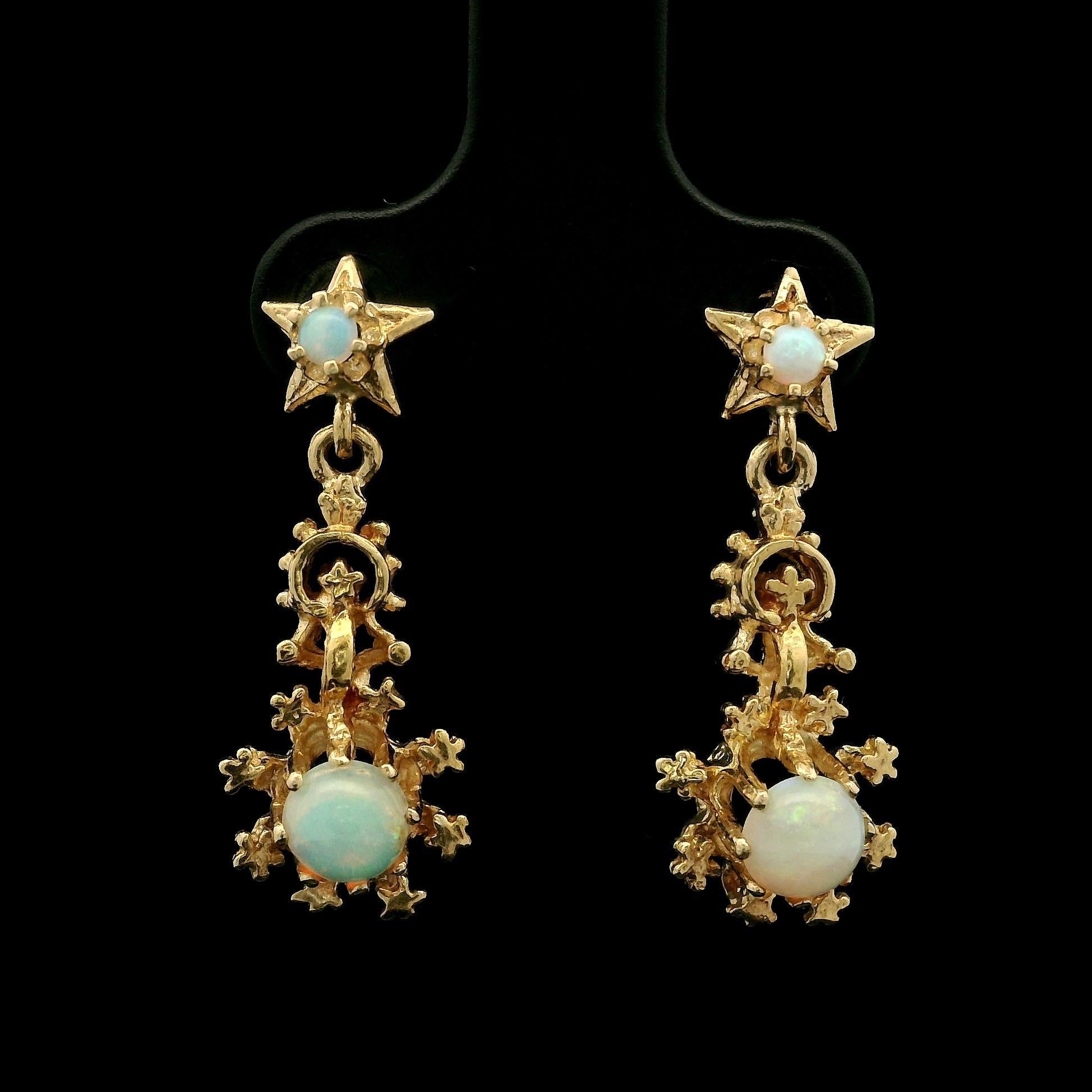 Boucles d'oreilles pendantes en or jaune avec opale ronde et étoile. en vente 2