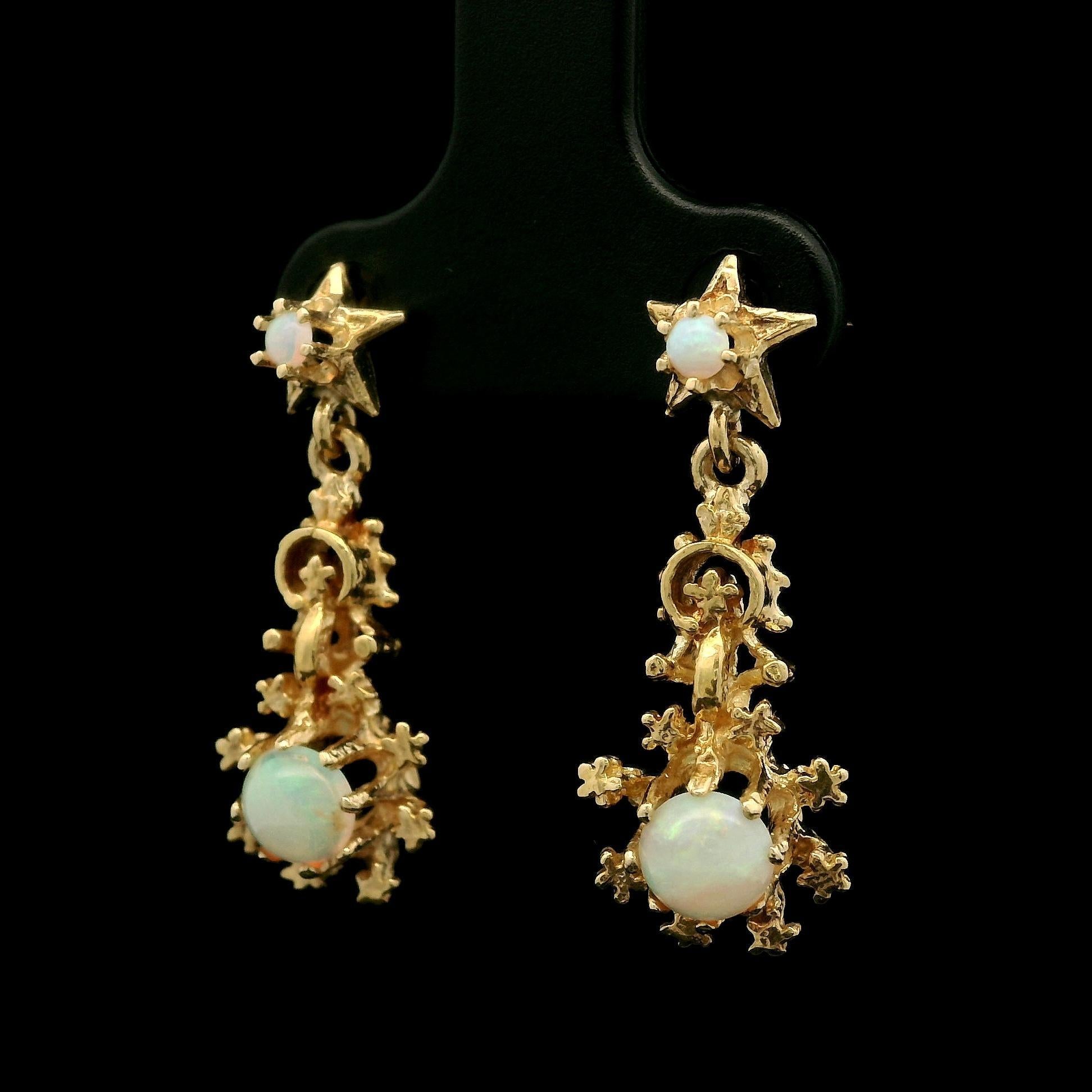 Boucles d'oreilles pendantes en or jaune avec opale ronde et étoile. en vente 4